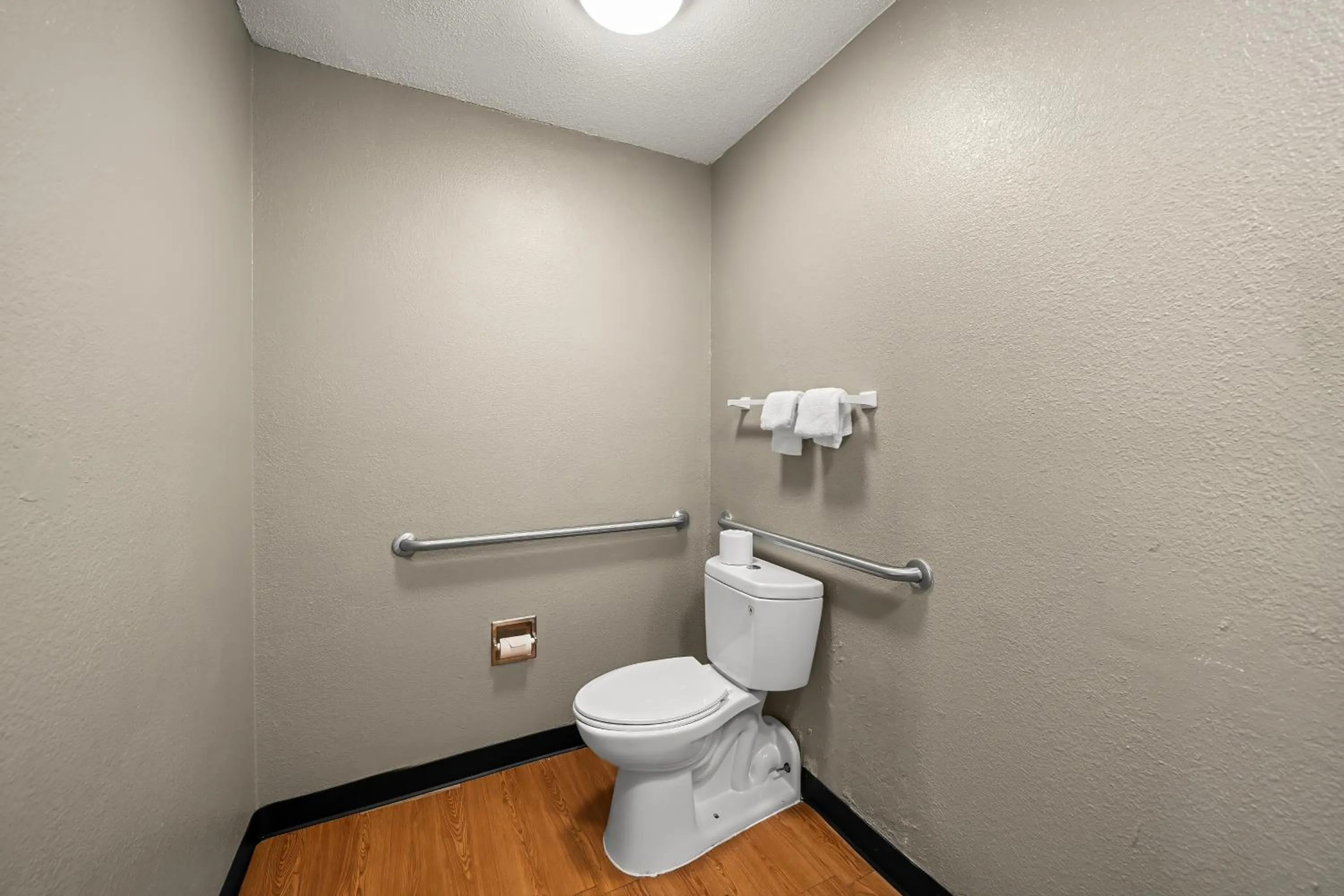 Bathroom in Red Roof Inn Dallas - DFW Airport North