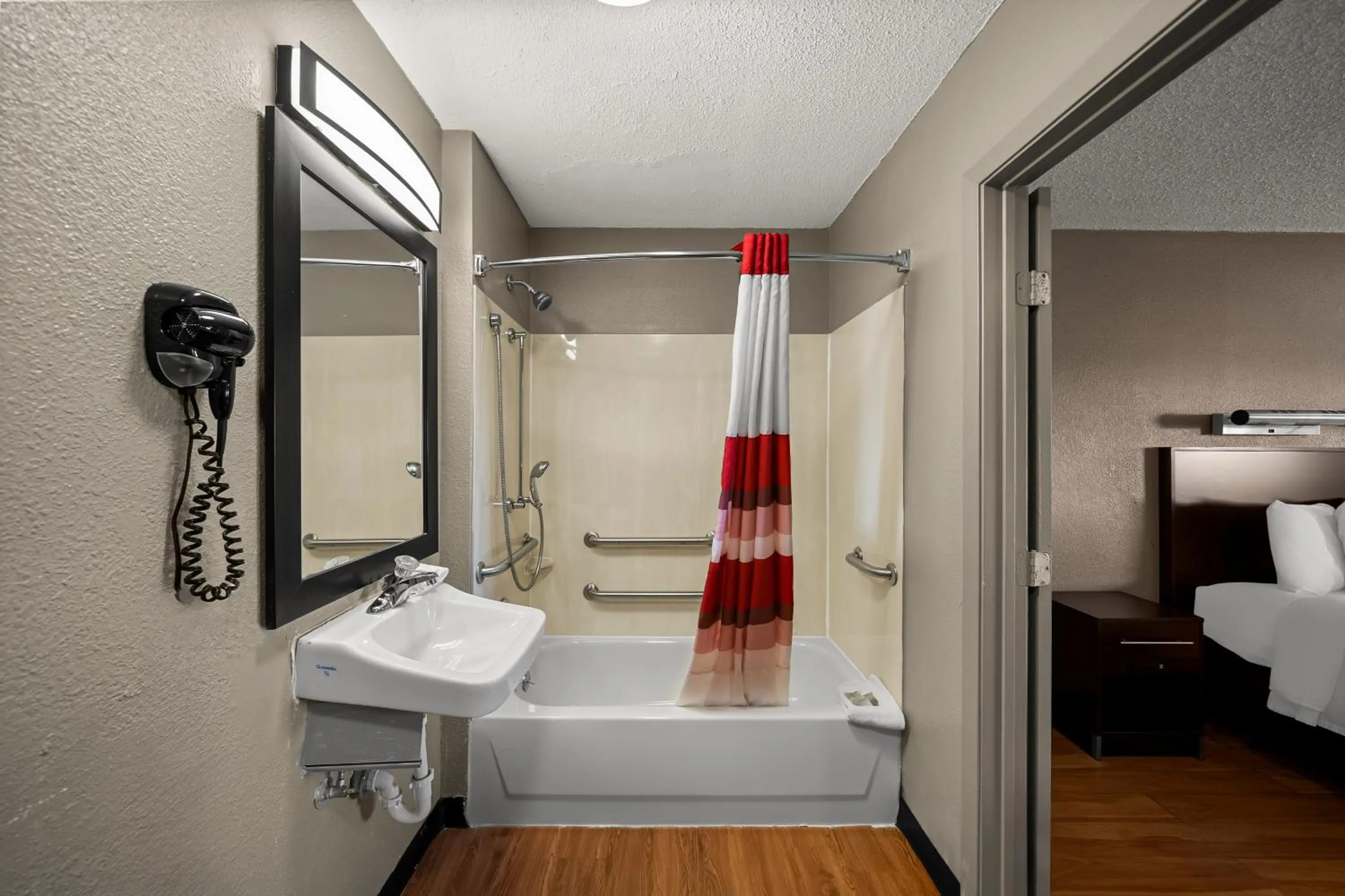 Bathroom, Bed in Red Roof Inn Dallas - DFW Airport North