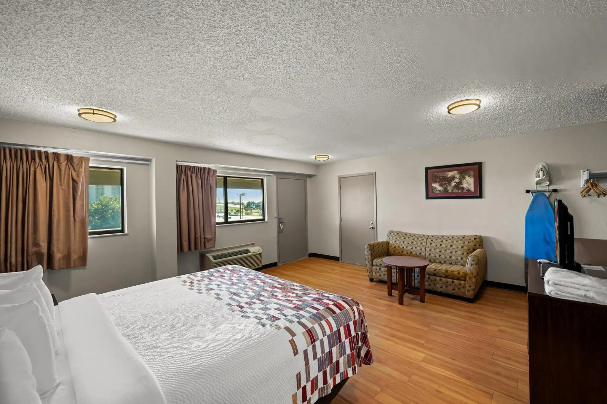 Photo of the whole room, Bed in Red Roof Inn Dallas - DFW Airport North