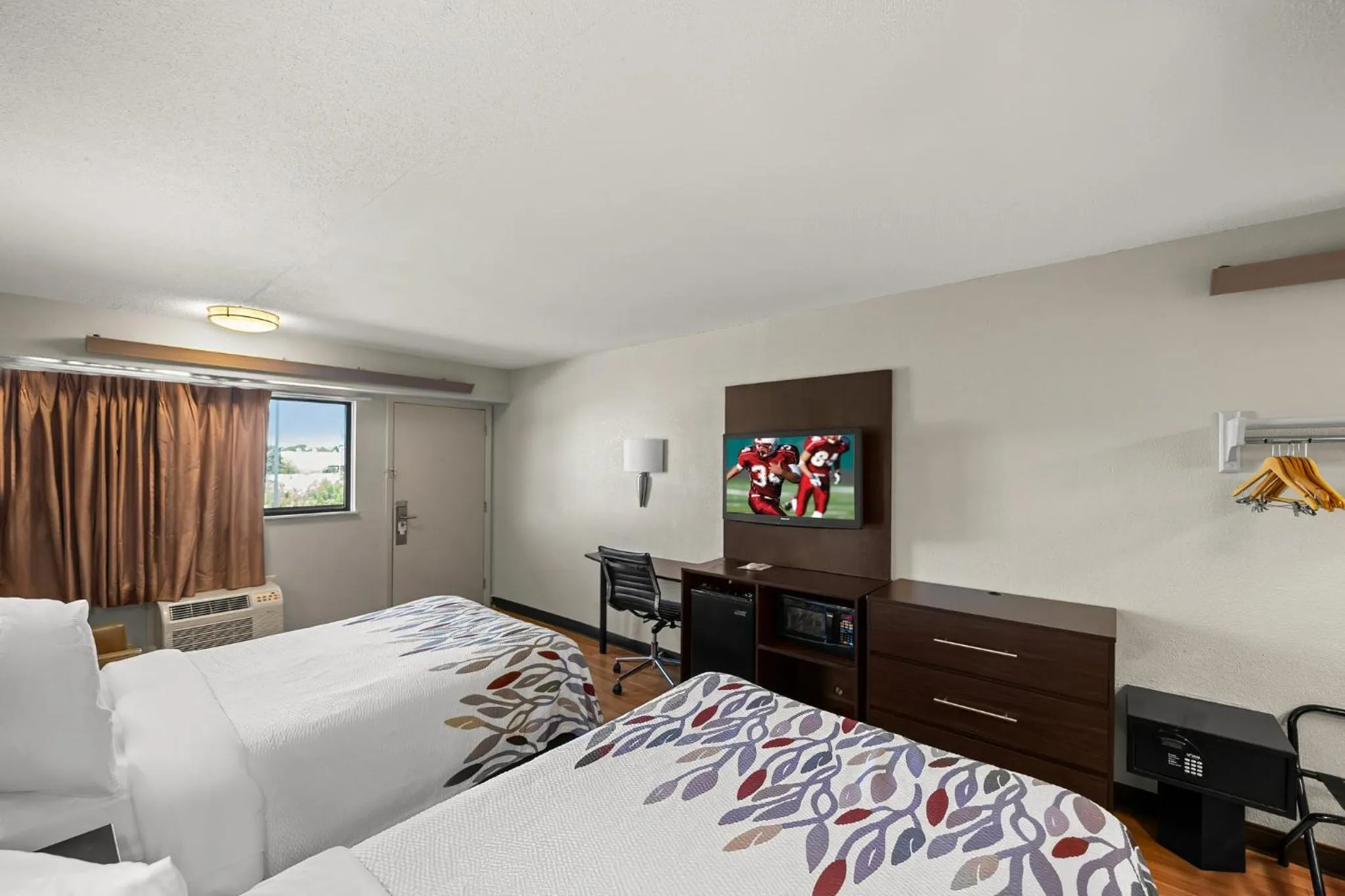 Photo of the whole room, Bed in Red Roof Inn Dallas - DFW Airport North