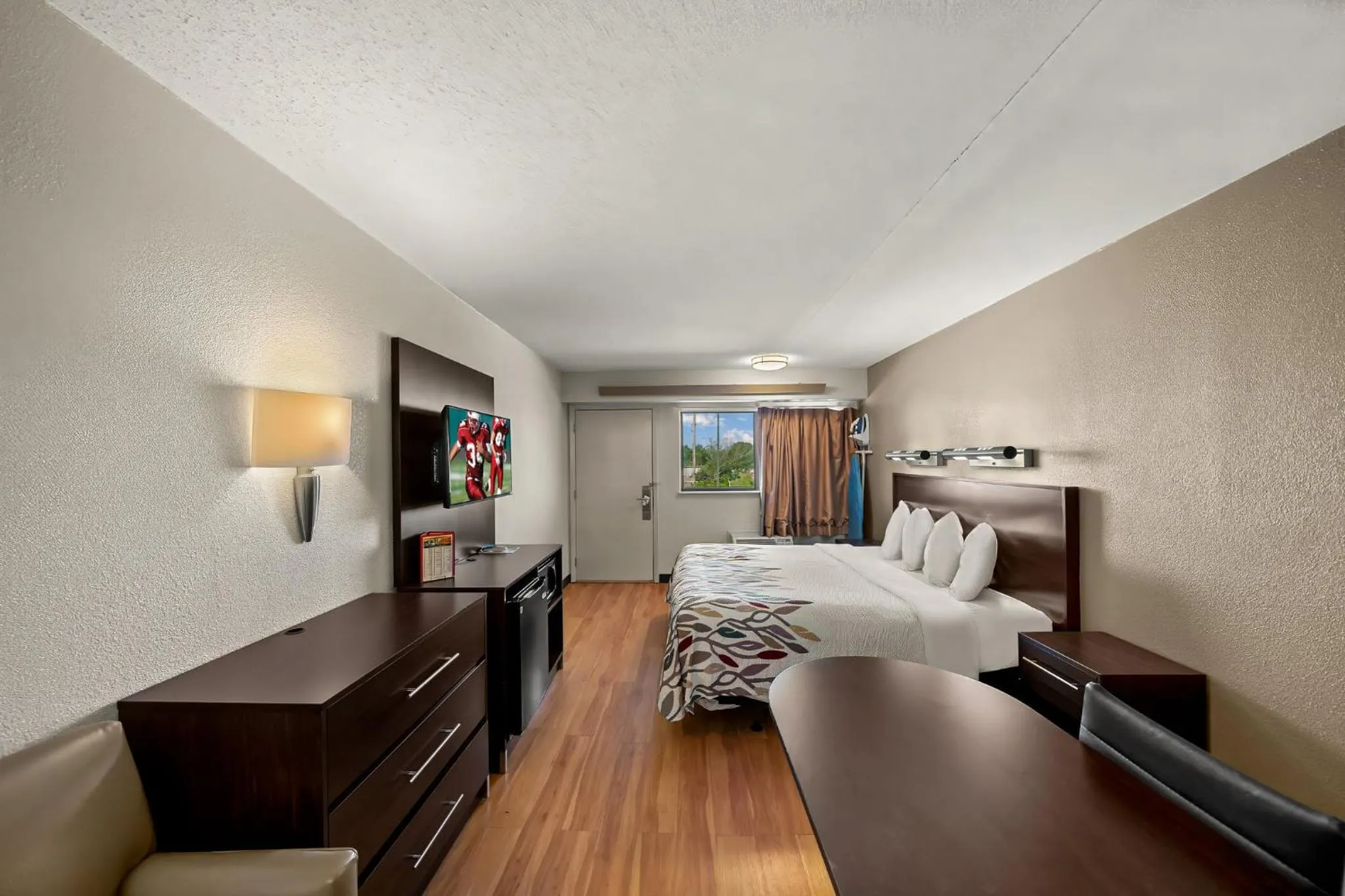 Bedroom, Bed in Red Roof Inn Dallas - DFW Airport North