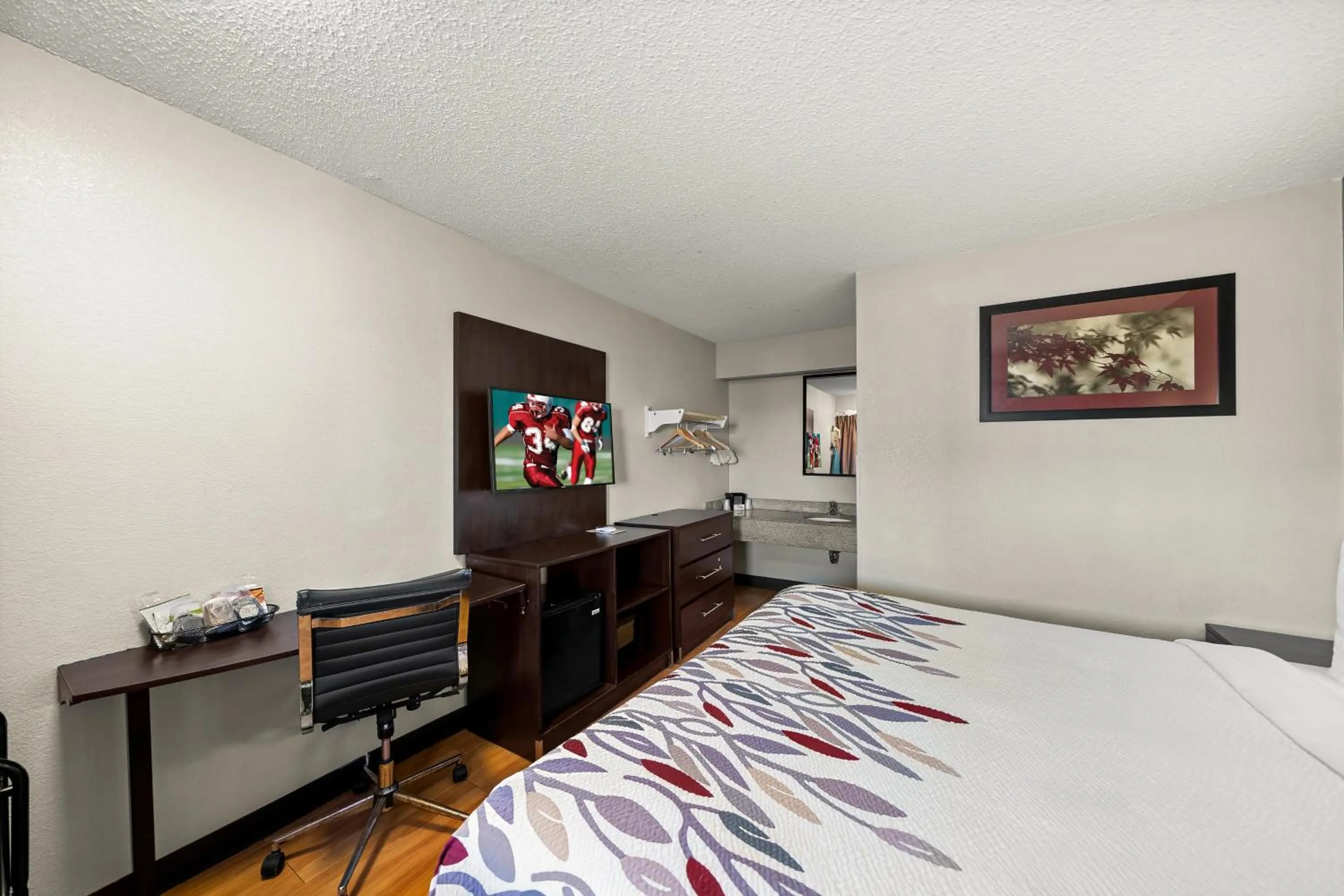 Guests, Bed in Red Roof Inn Dallas - DFW Airport North