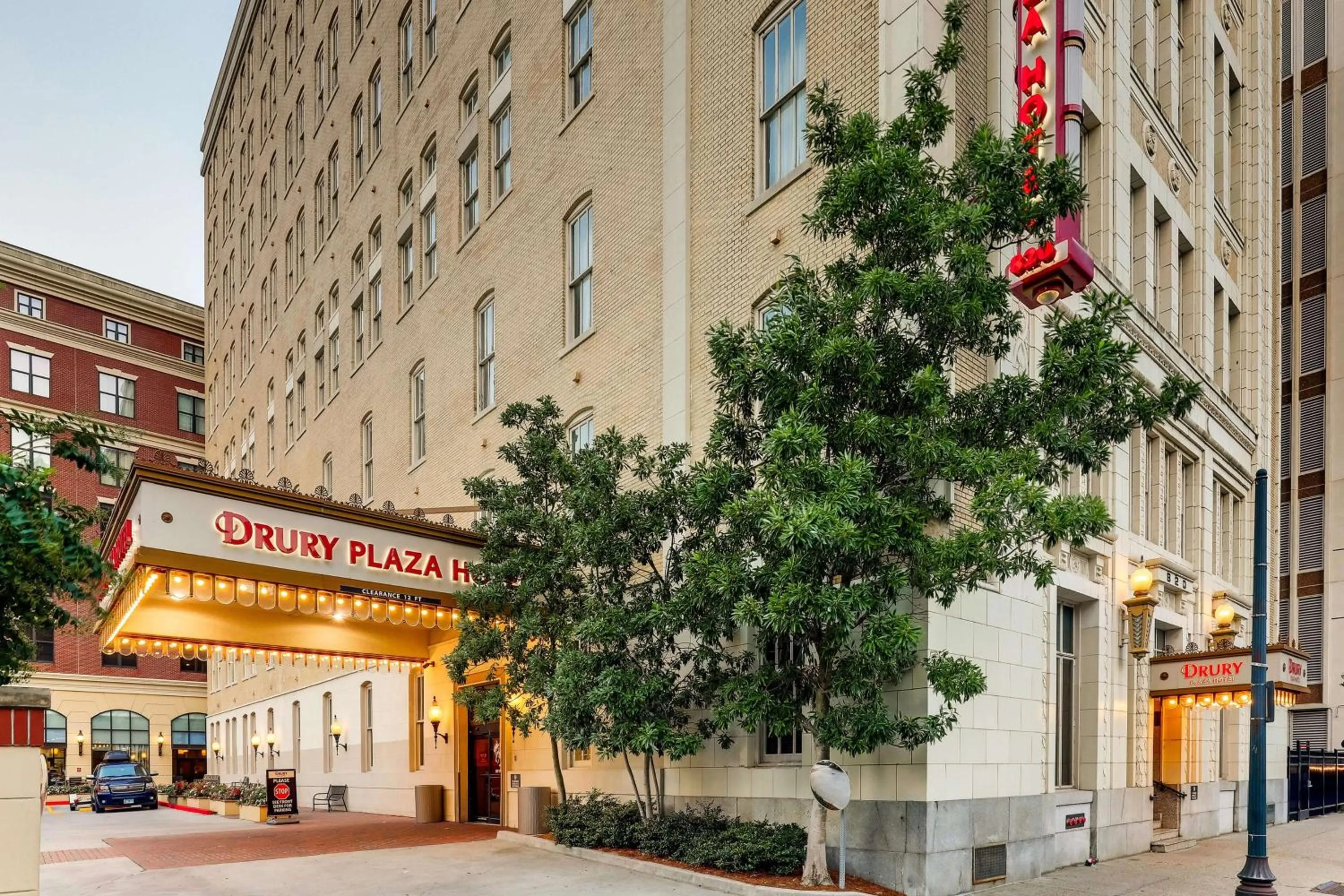 Property building in Drury Plaza Hotel New Orleans
