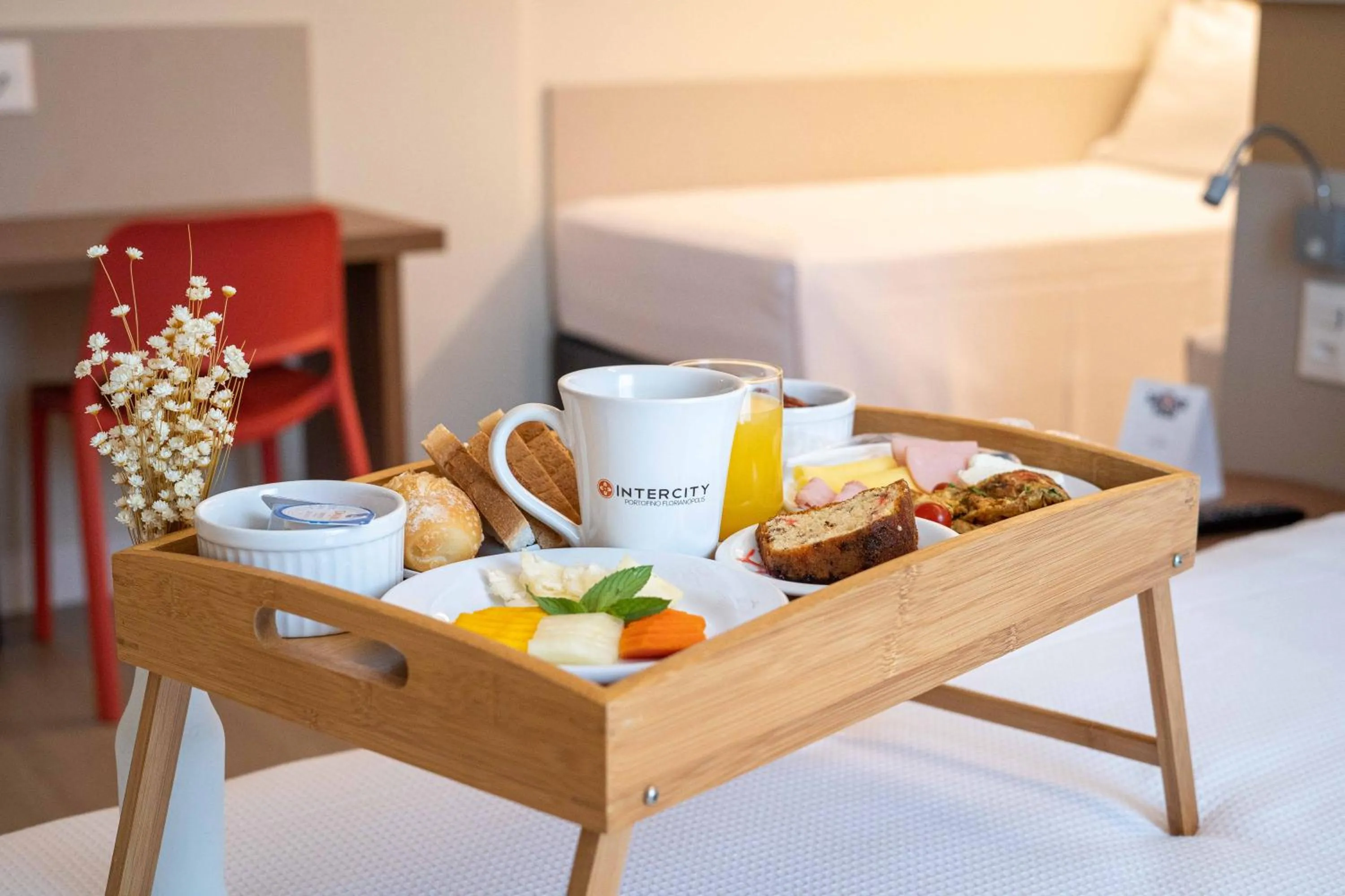 Breakfast, Bed in Intercity Portofino Florianópolis