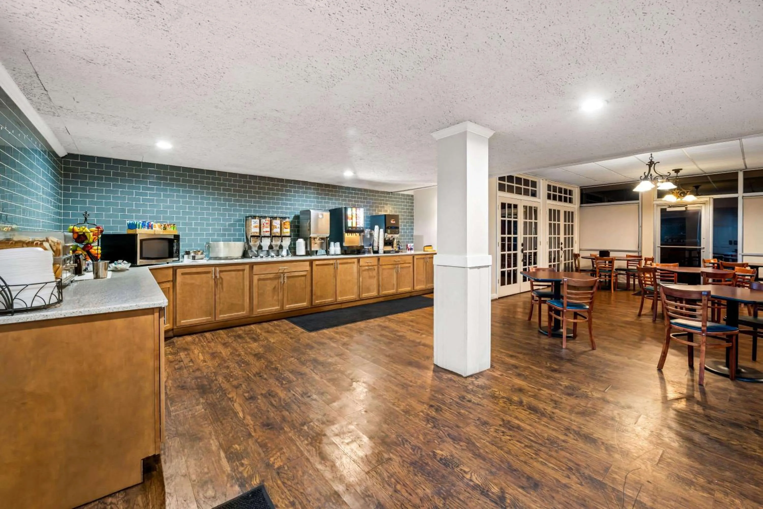 Restaurant/places to eat in Days Inn by Wyndham Dubuque