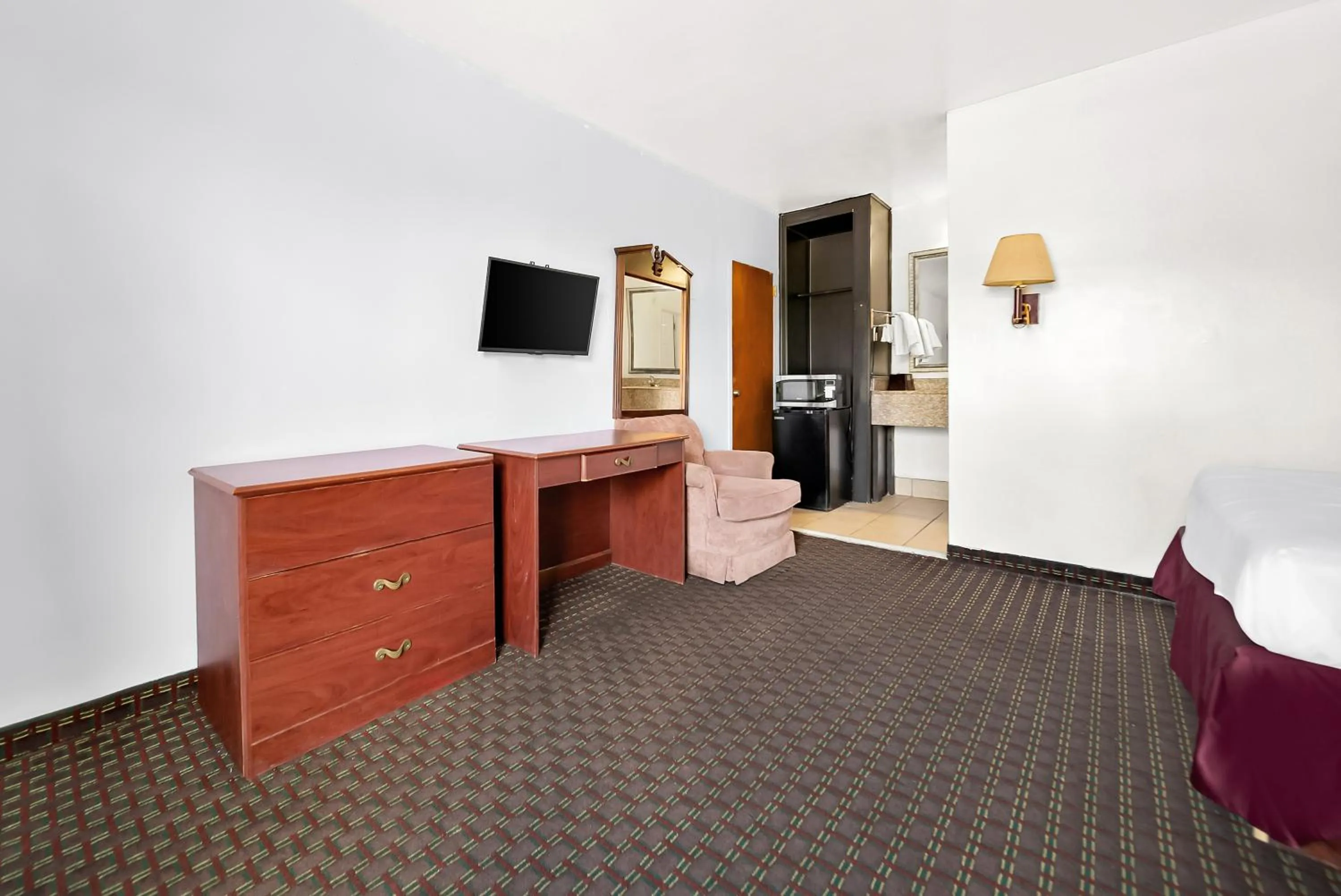 TV and multimedia, Bed in Capitol Inn and Suites