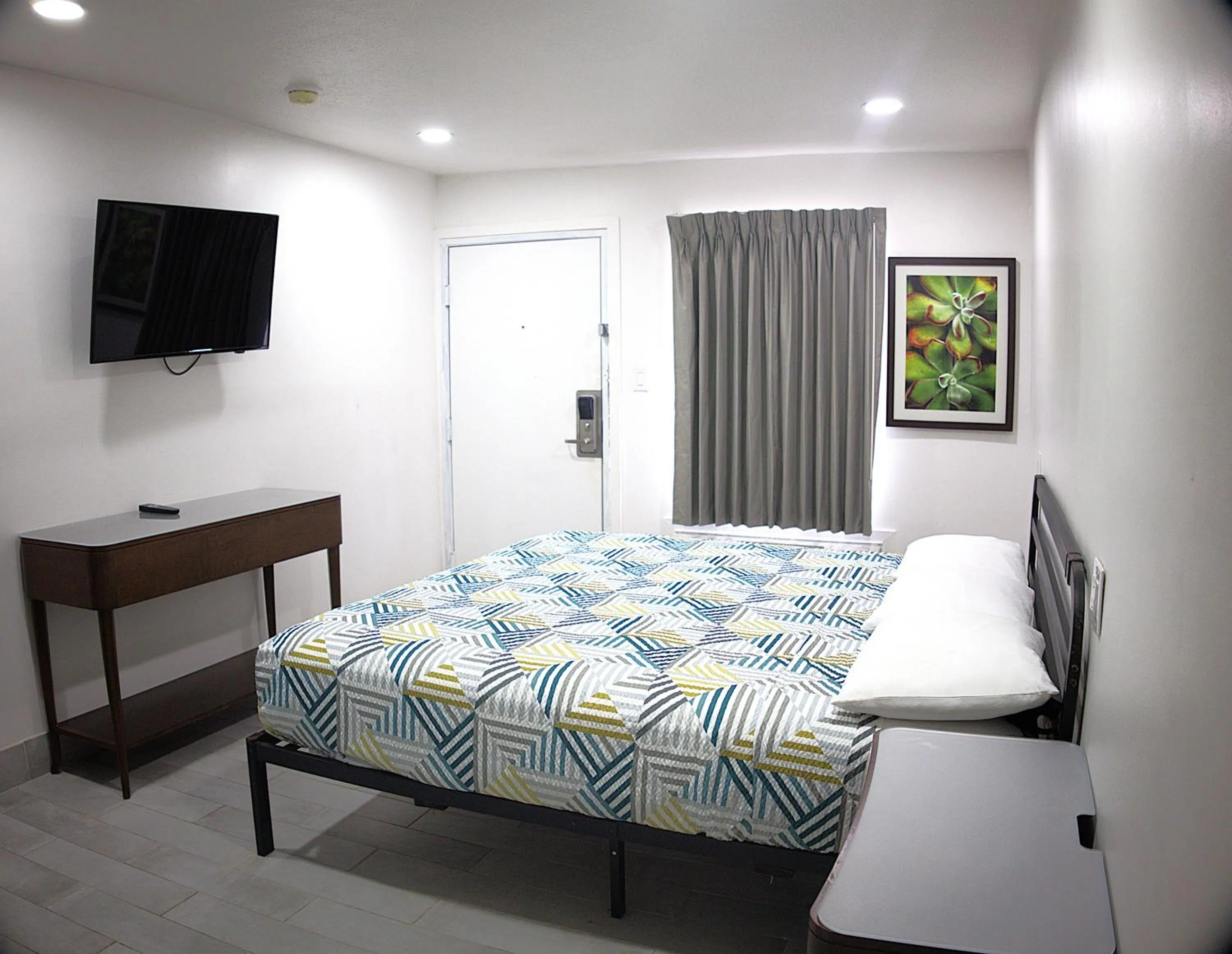 Photo of the whole room, Bed in Rodeway Inn