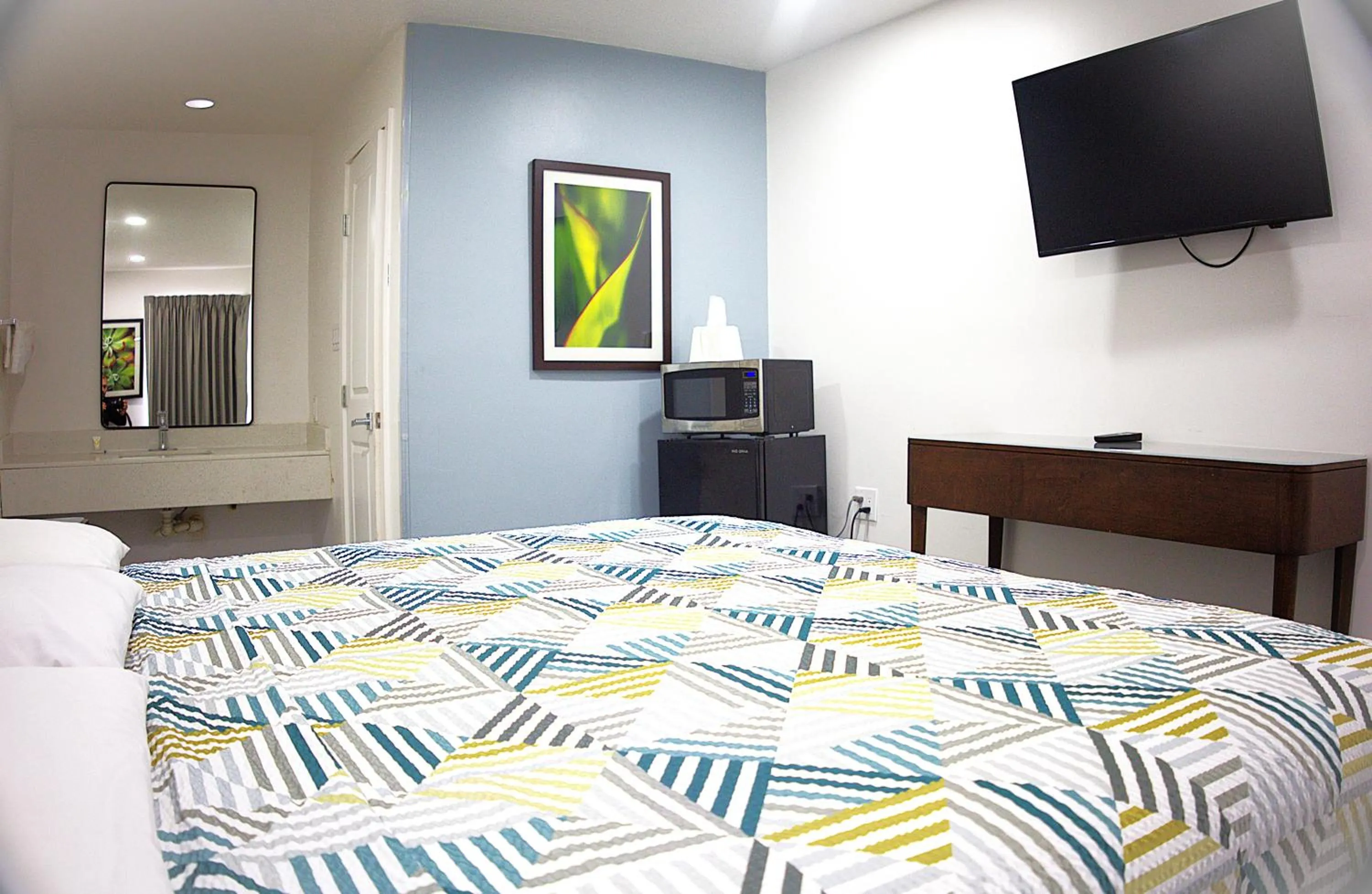 Photo of the whole room, Bed in Rodeway Inn