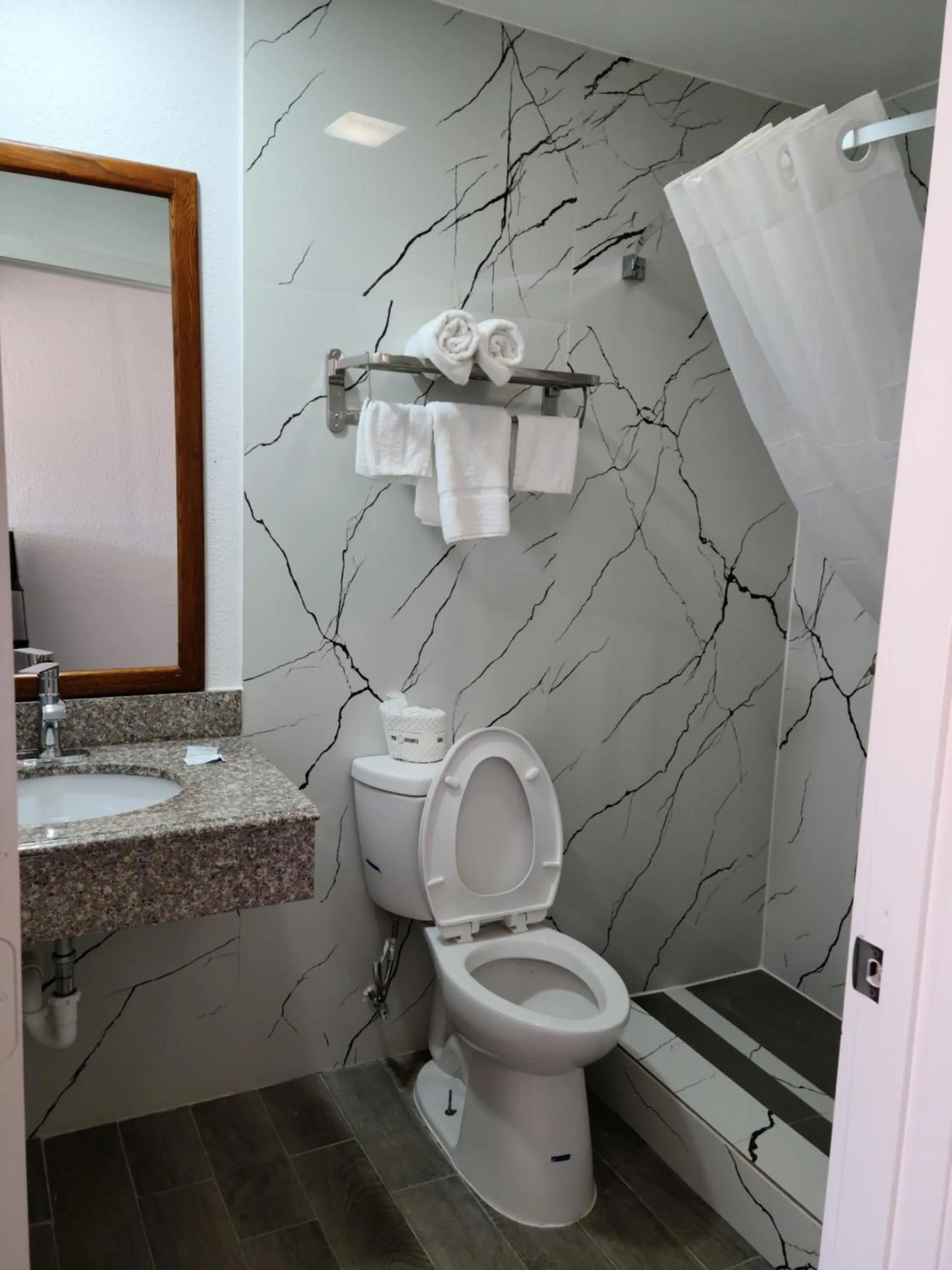 Shower in Rodeway Inn