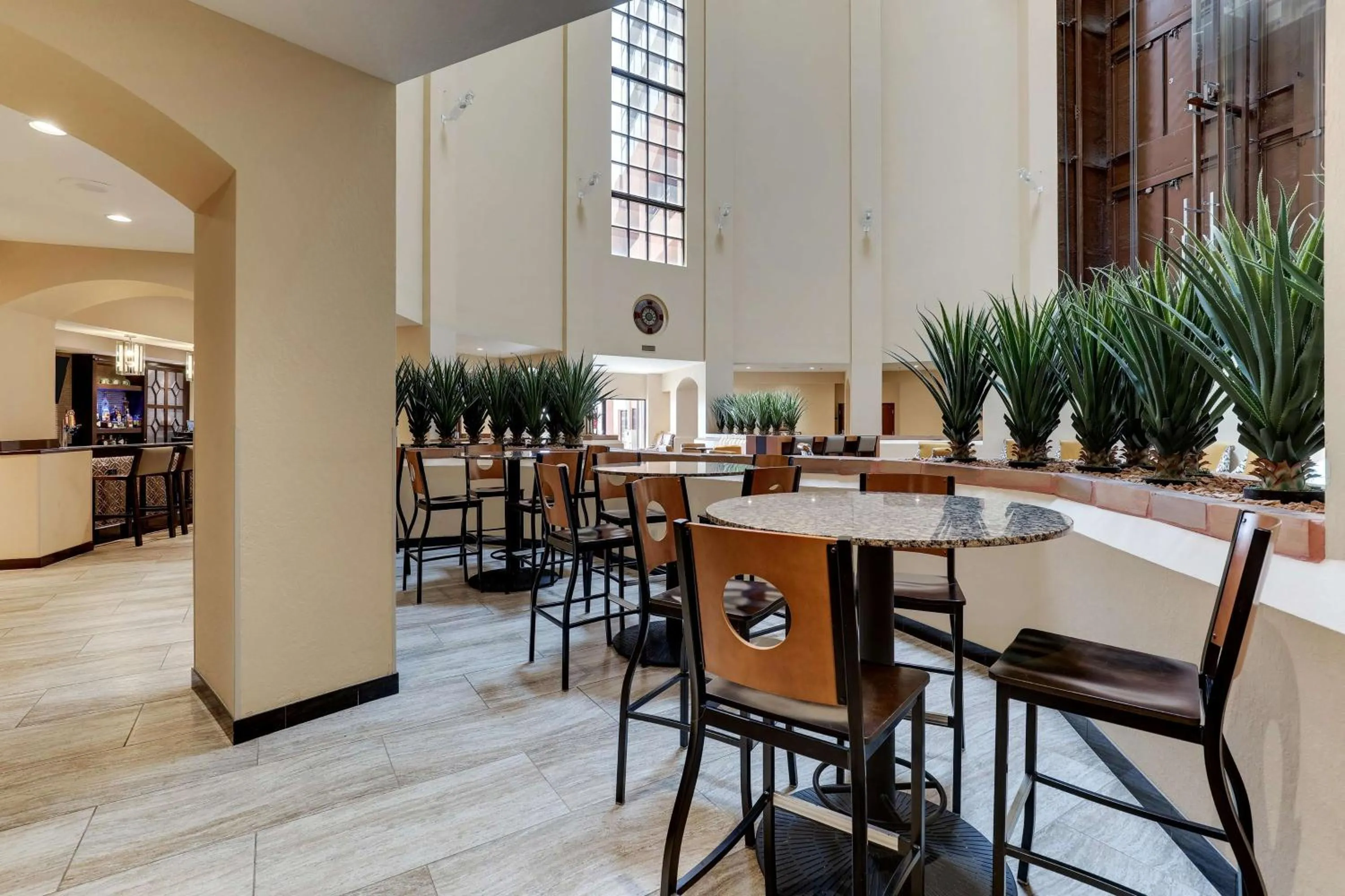 Restaurant/places to eat in Drury Inn & Suites Phoenix Airport