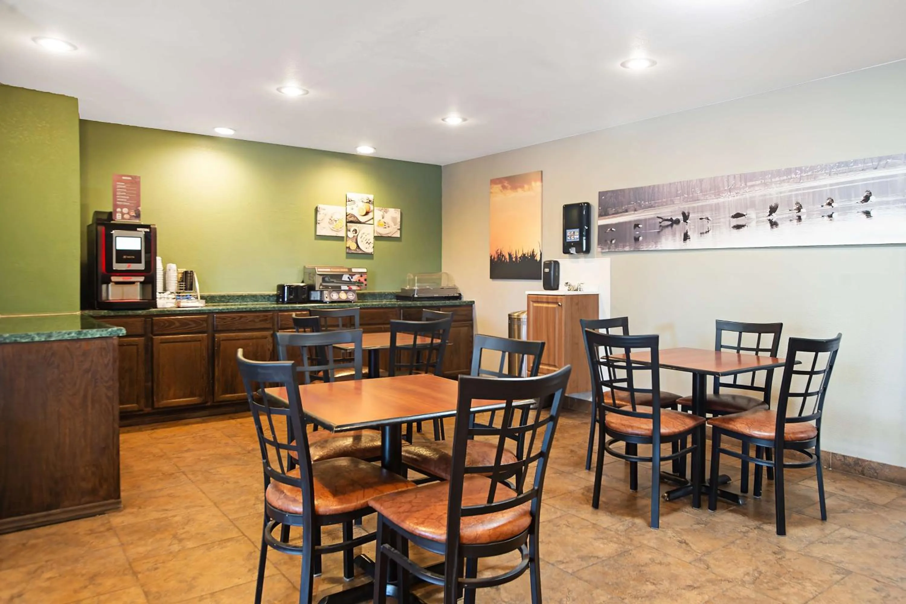 Breakfast in SureStay Plus Hotel by Best Western Bettendorf