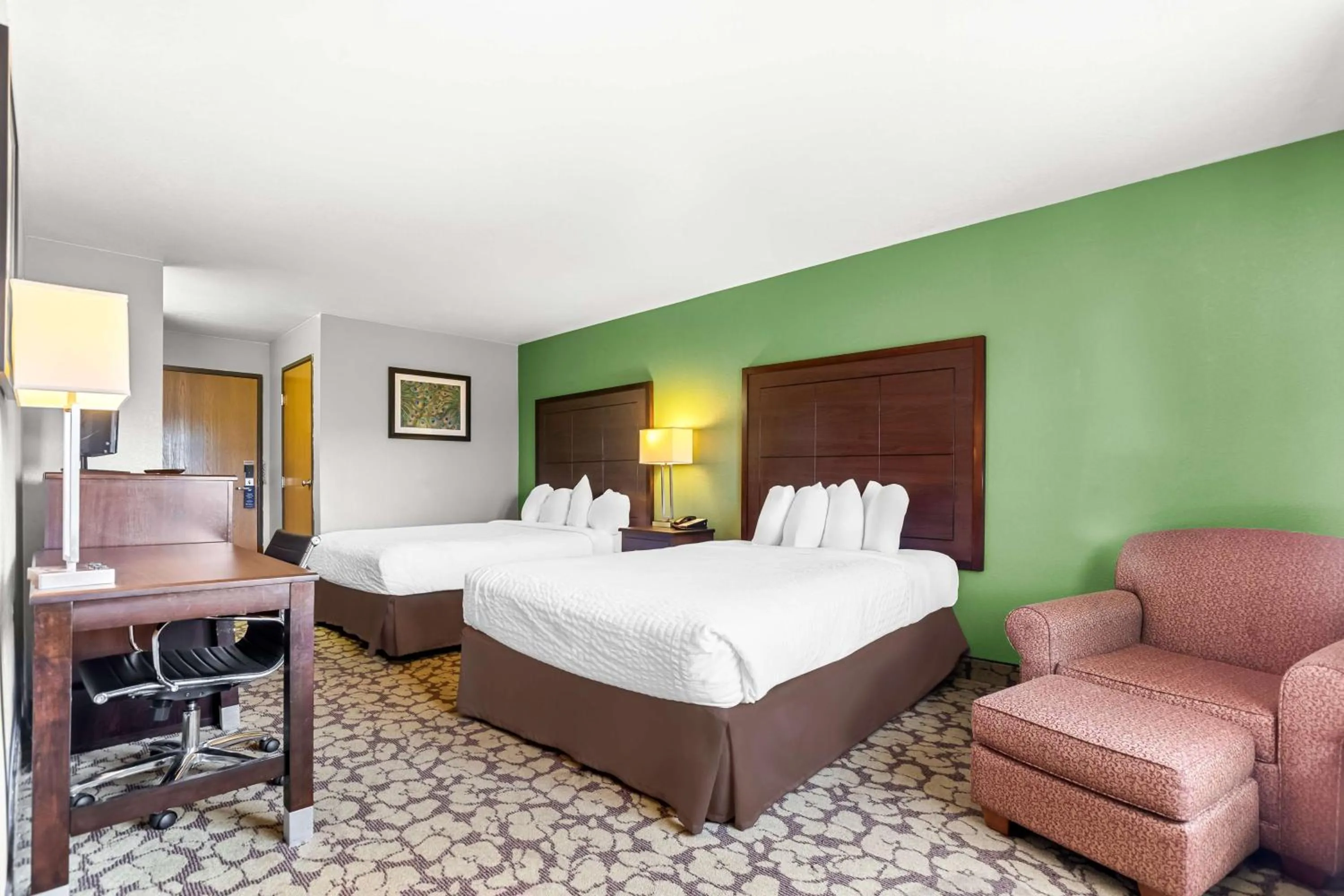 Photo of the whole room, Bed in SureStay Plus Hotel by Best Western Bettendorf