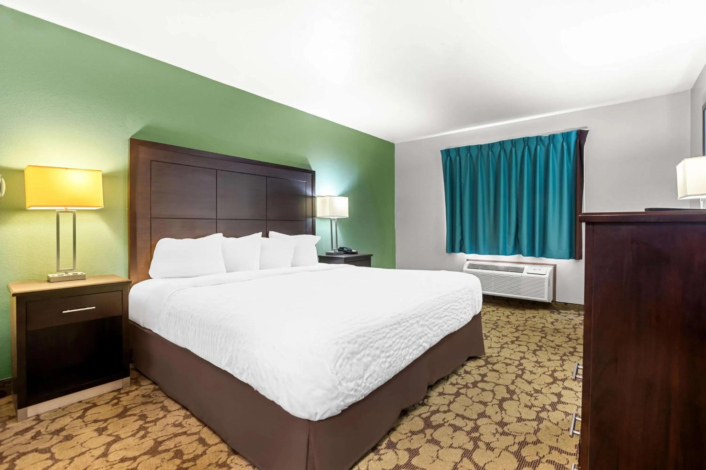 Bedroom, Bed in SureStay Plus Hotel by Best Western Bettendorf