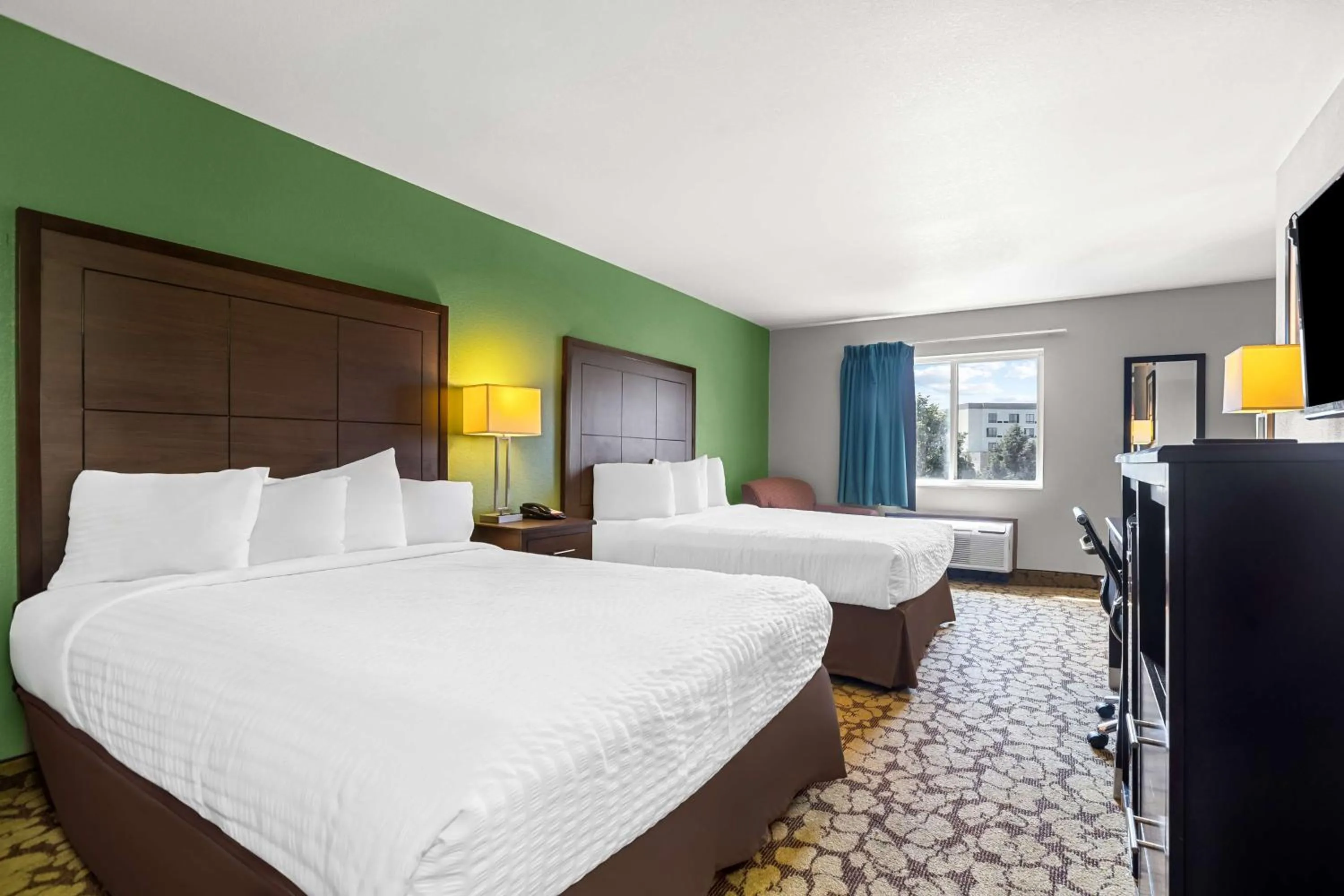 Photo of the whole room, Bed in SureStay Plus Hotel by Best Western Bettendorf