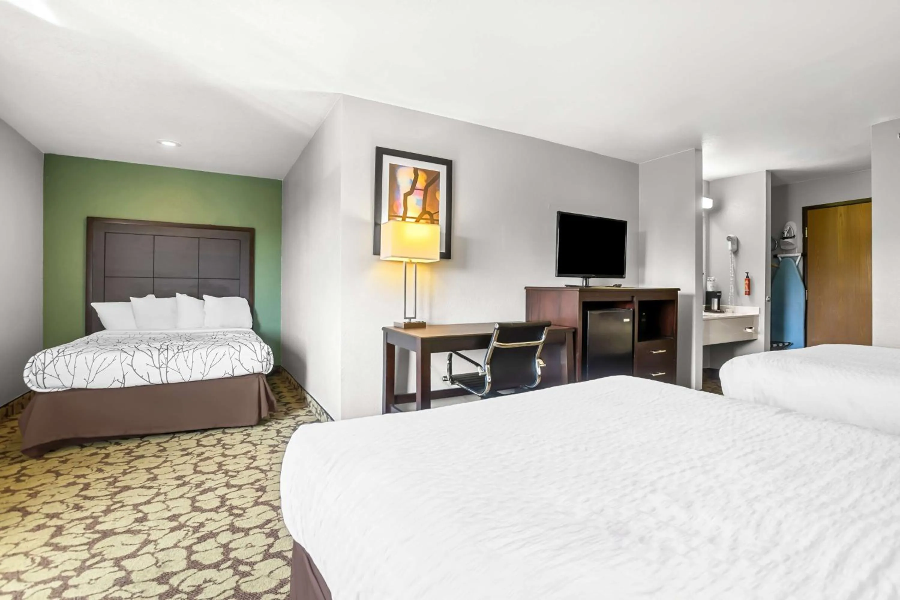 Photo of the whole room, Bed in SureStay Plus Hotel by Best Western Bettendorf