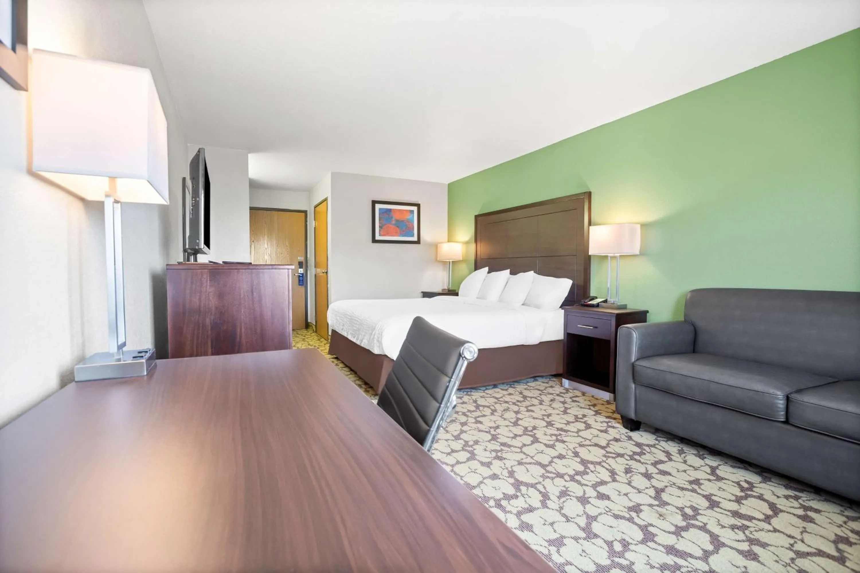 Bedroom, Bed in SureStay Plus Hotel by Best Western Bettendorf
