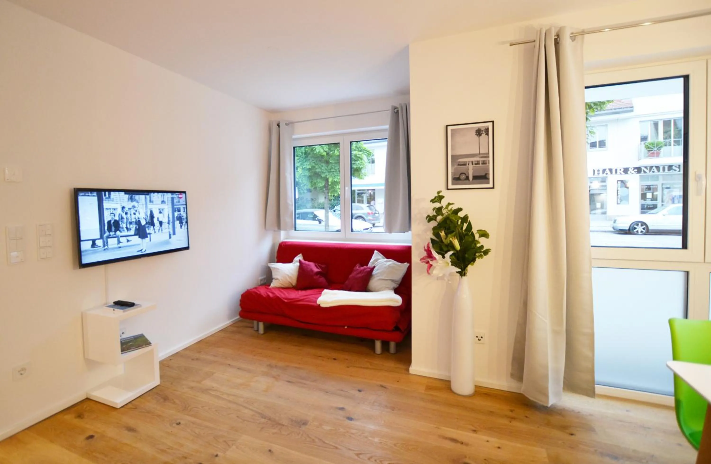 TV and multimedia in Modern apartment near downtown