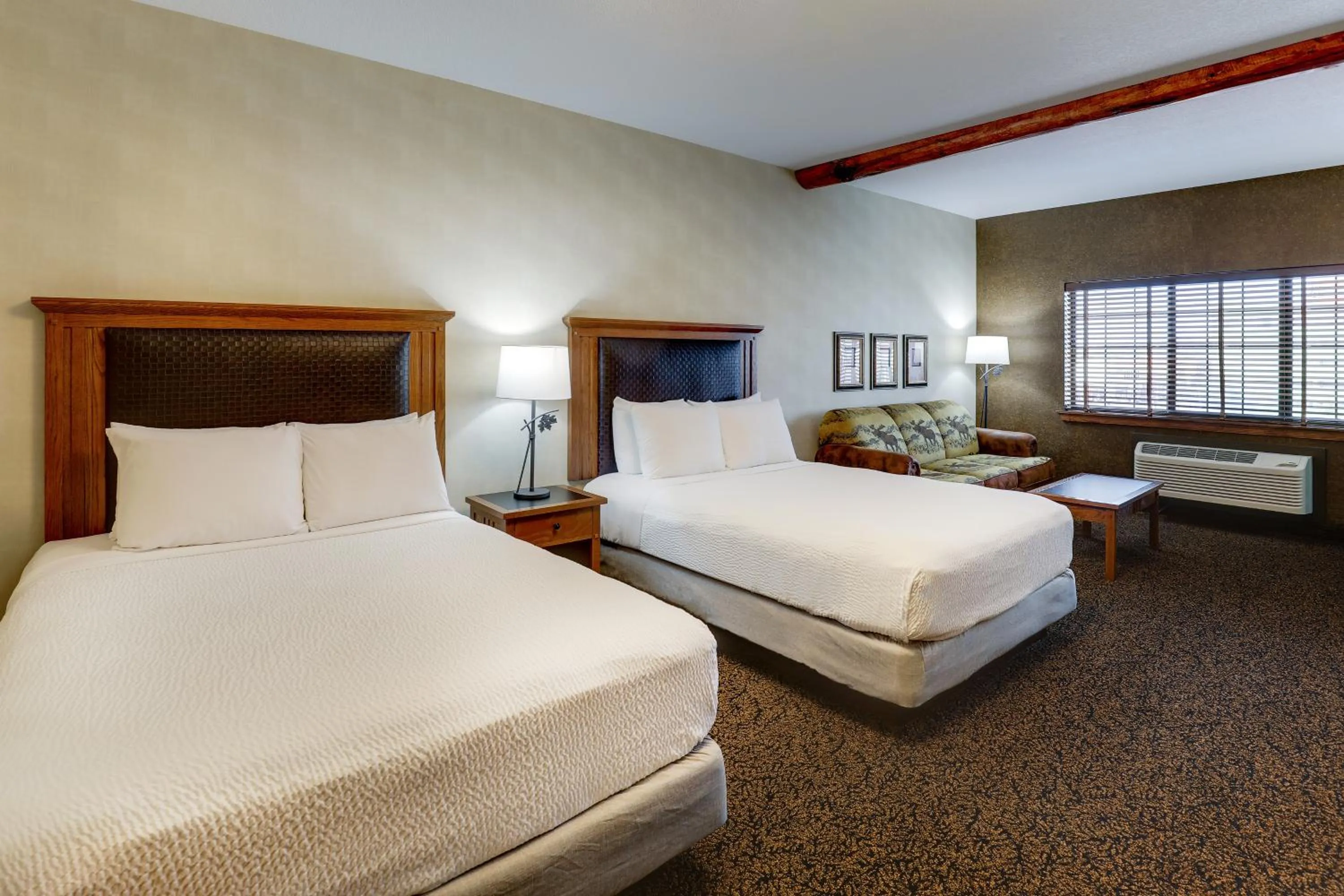 Bed in Stoney Creek Hotel Sioux City