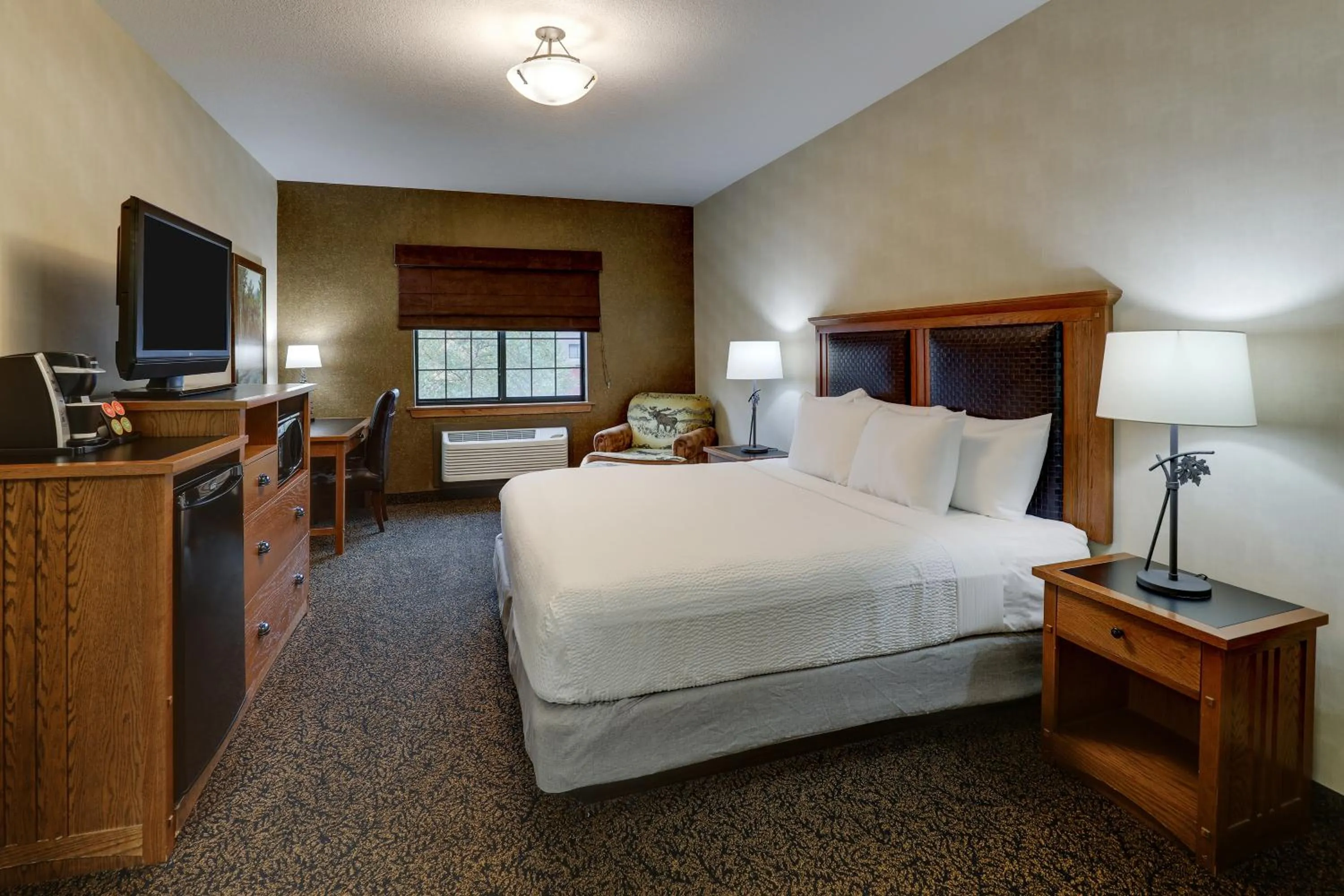Bed in Stoney Creek Hotel Sioux City