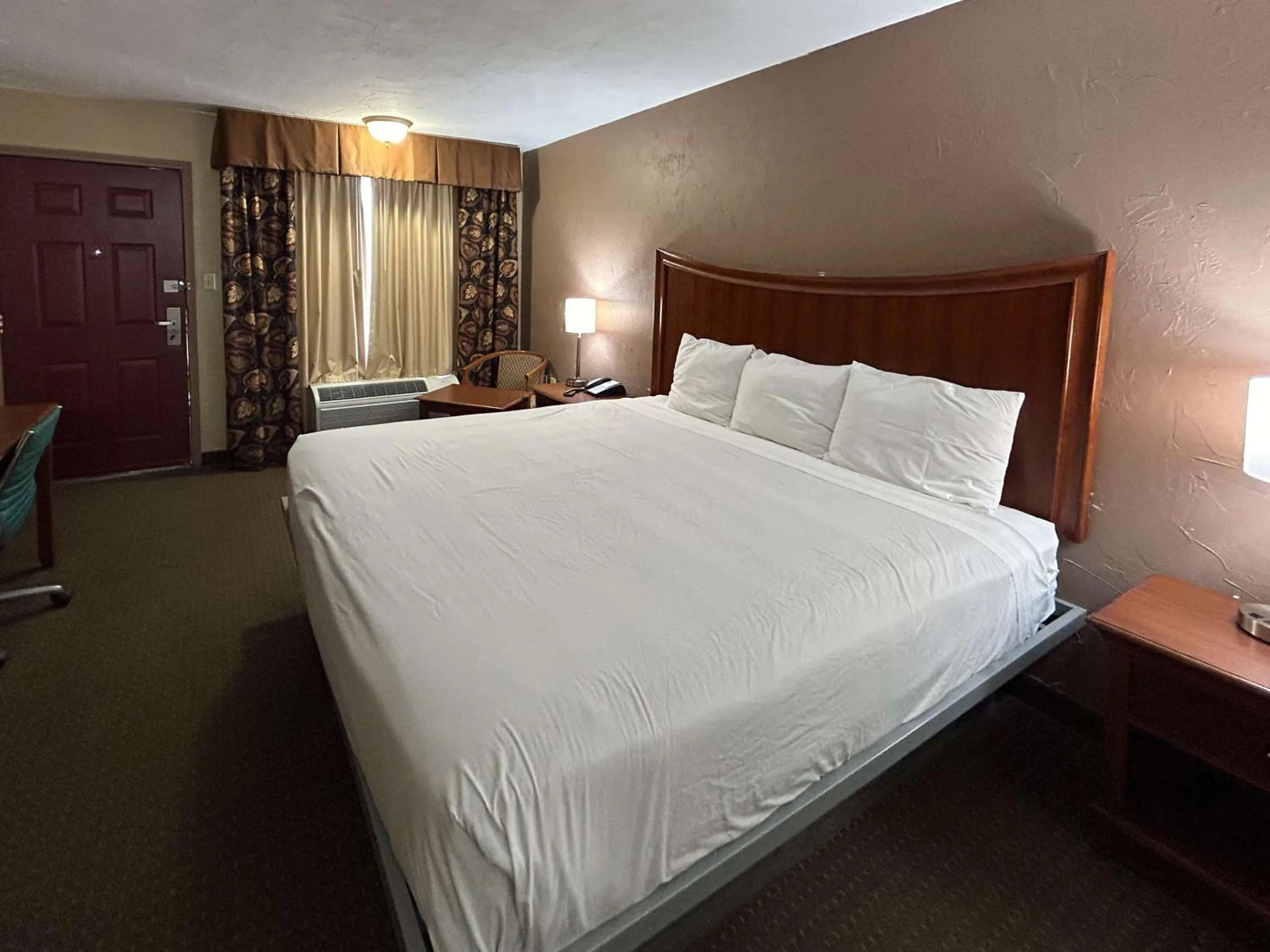 Bedroom, Bed in Motel 6 Ada OK