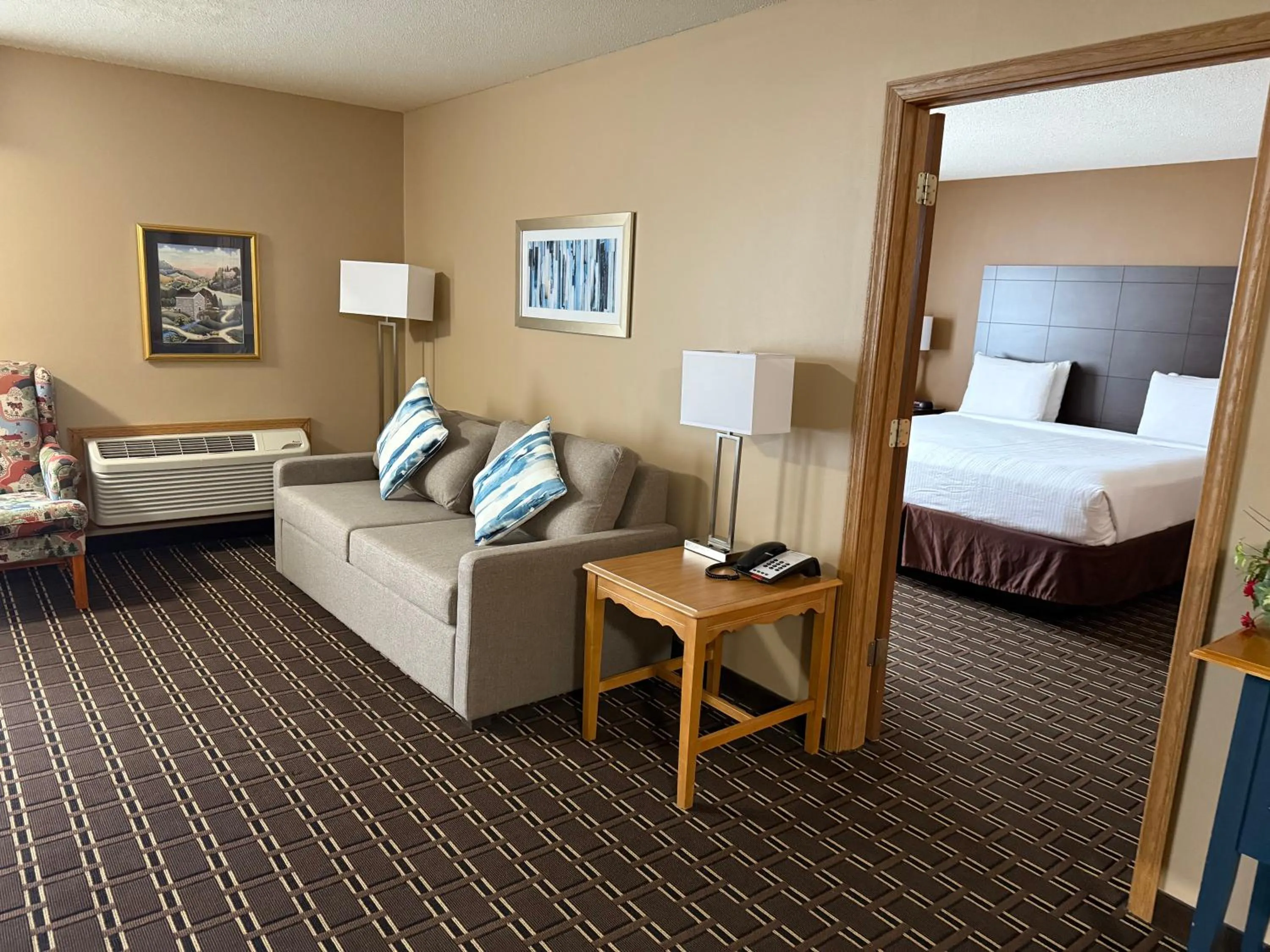 Living room, Bed in Best Western Dodgeville Inn & Suites