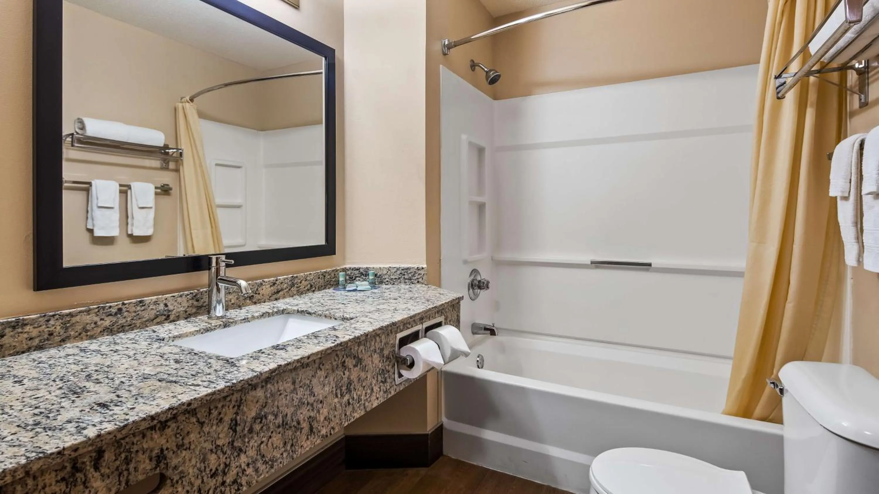 Bathroom in Best Western Dodgeville Inn & Suites