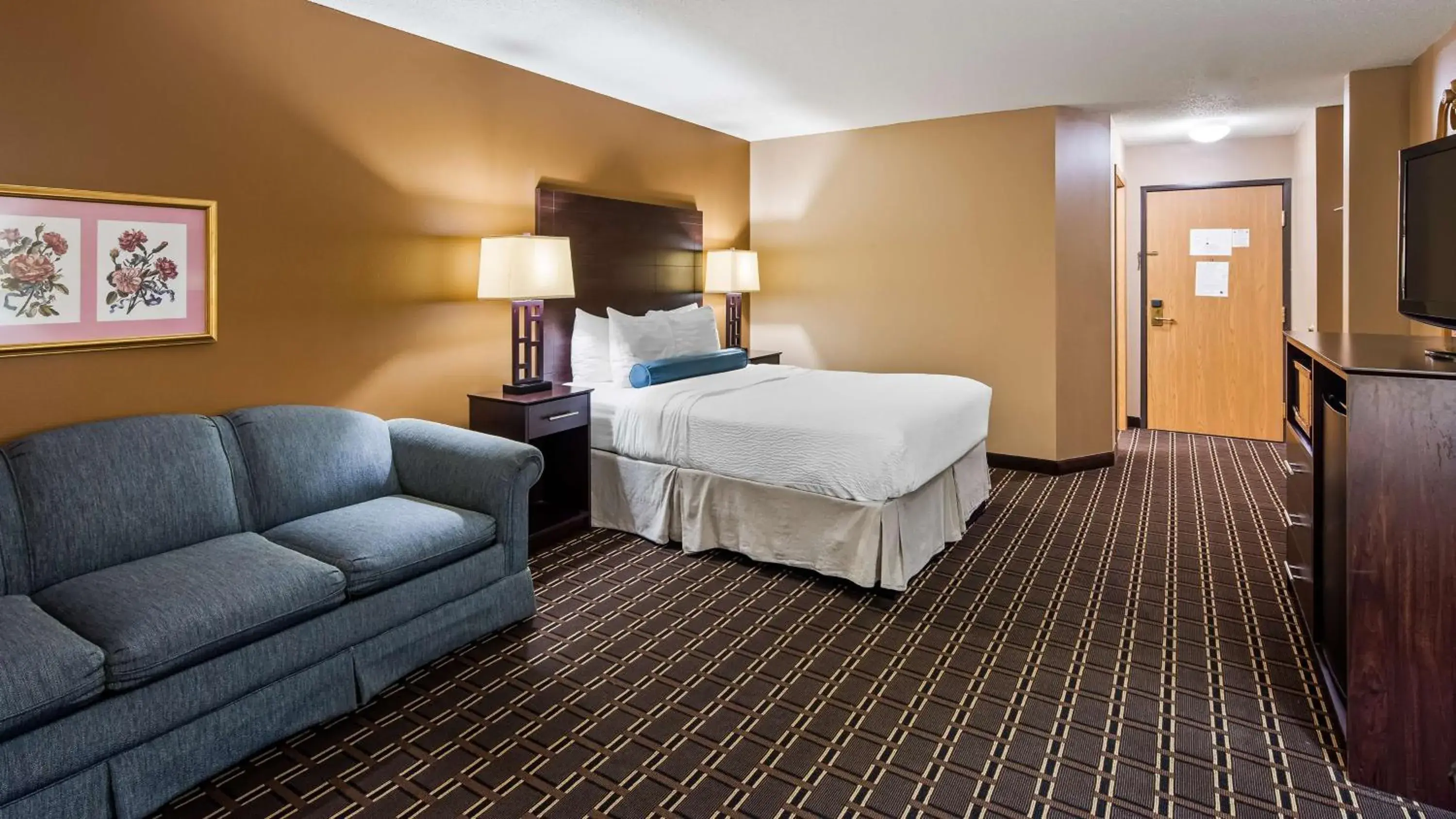 King Room with Sofa Bed and Roll-In Shower - Disability Access/Non-Smoking in Best Western Dodgeville Inn & Suites King Room with Sofa Bed and Roll-In Shower - Disability Access/Non-Smoking in Best Western Dodgeville Inn & Suites