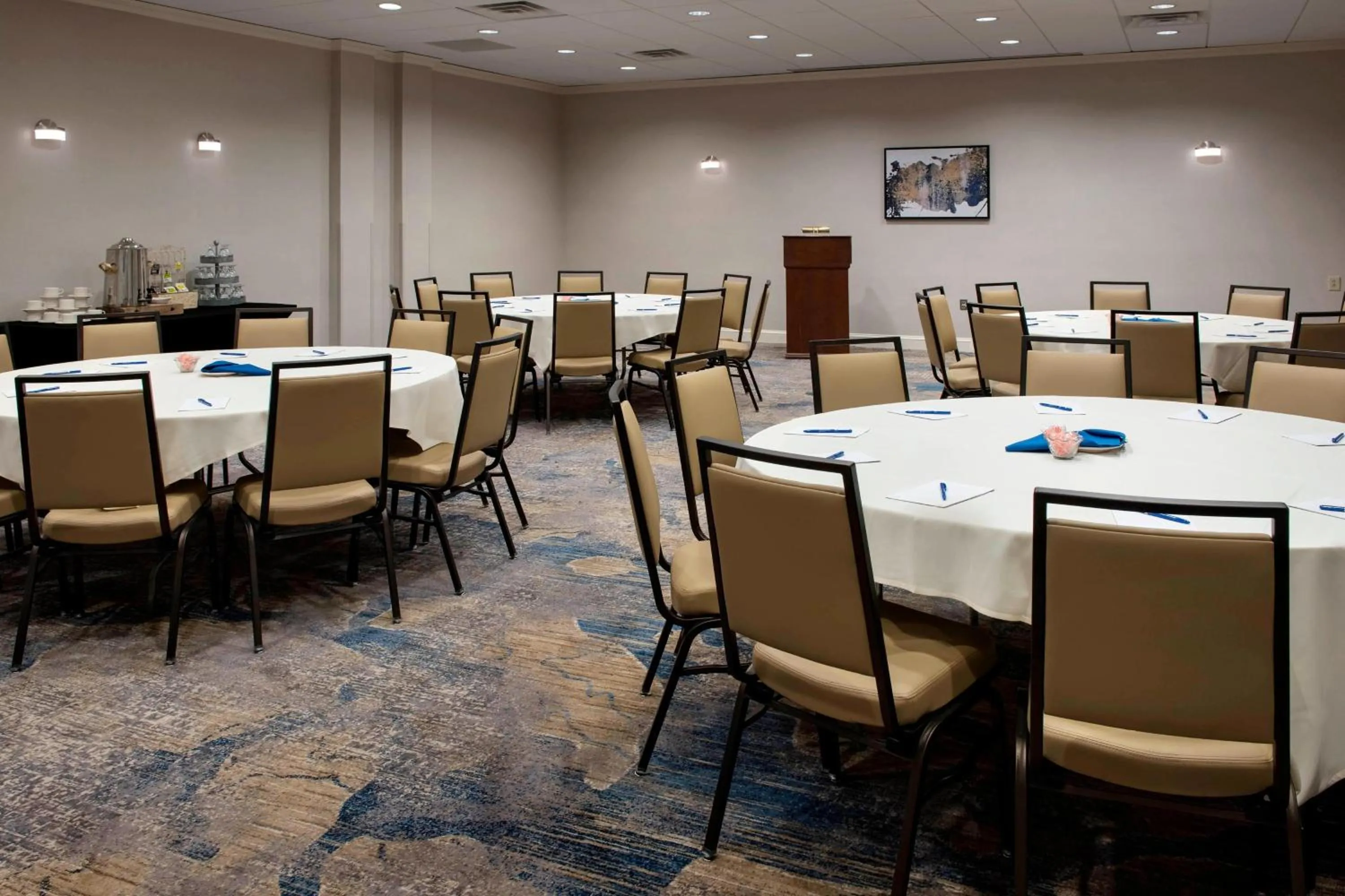 Meeting/conference room in Delta Hotels by Marriott Utica