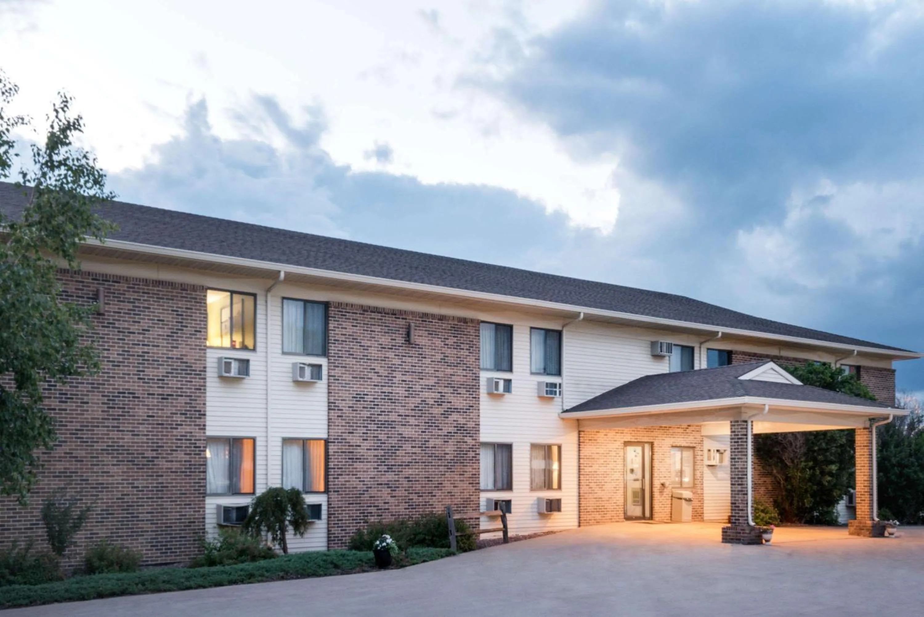 Property building in Super 8 by Wyndham Milbank SD