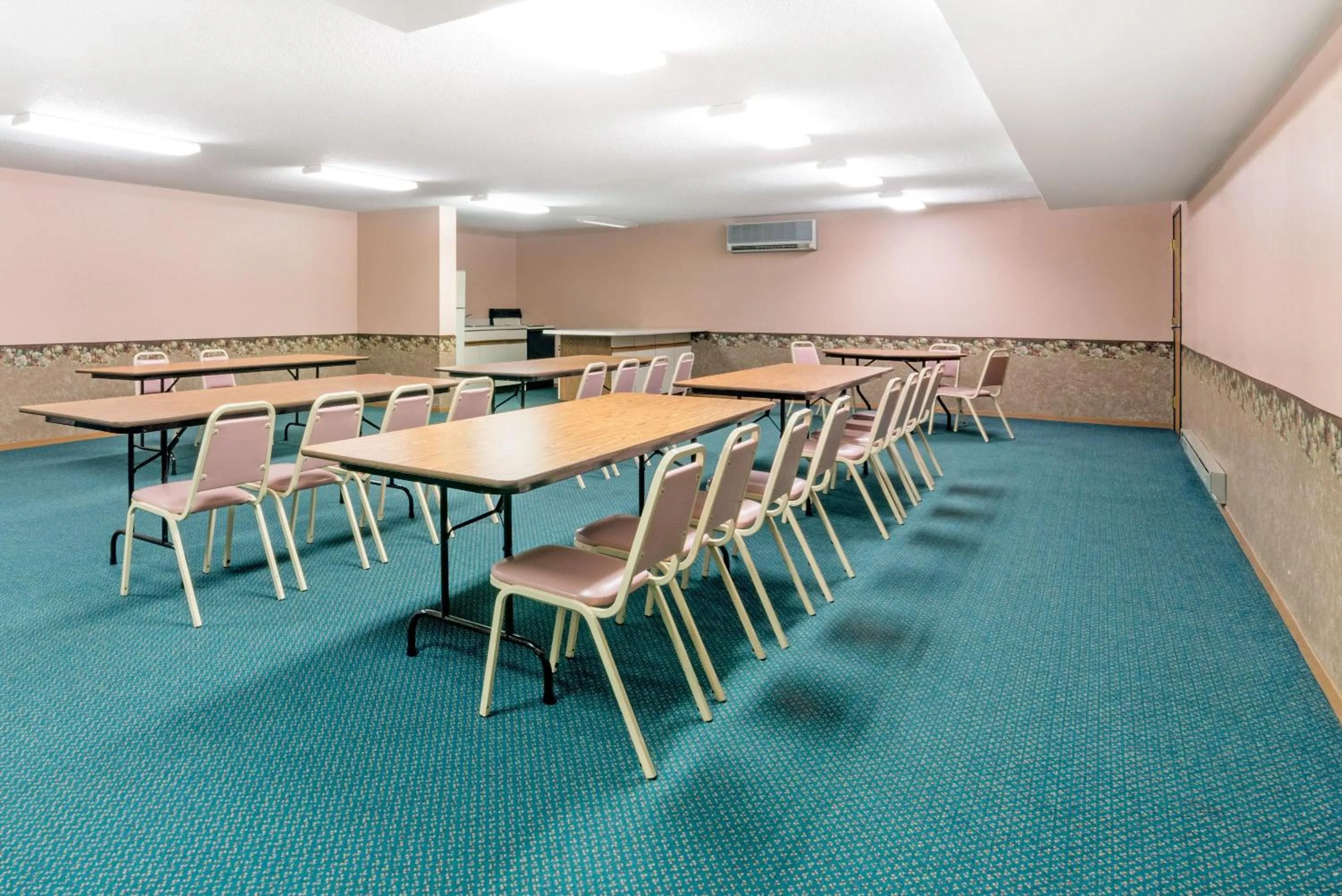 Meeting/conference room in Super 8 by Wyndham Milbank SD