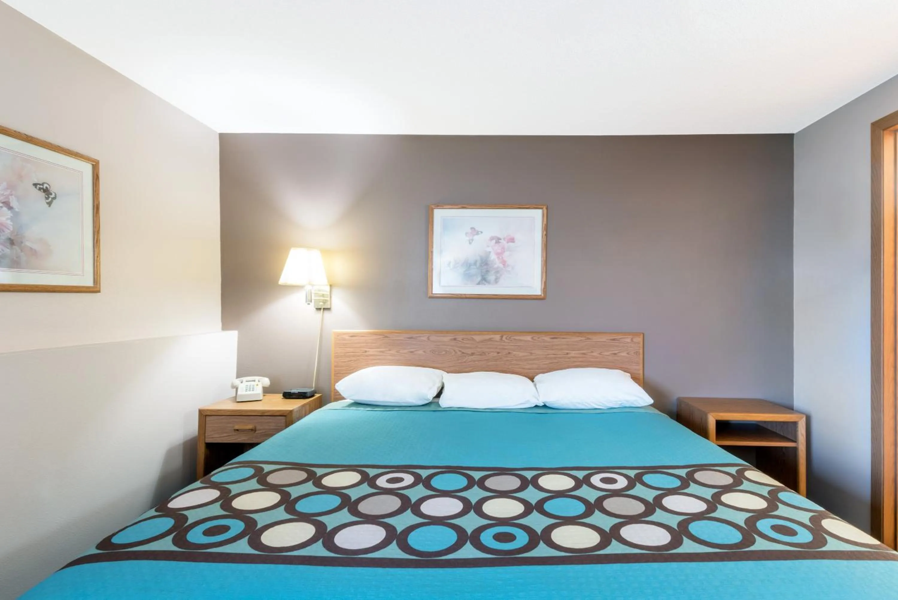 Bed in Super 8 by Wyndham Milbank SD