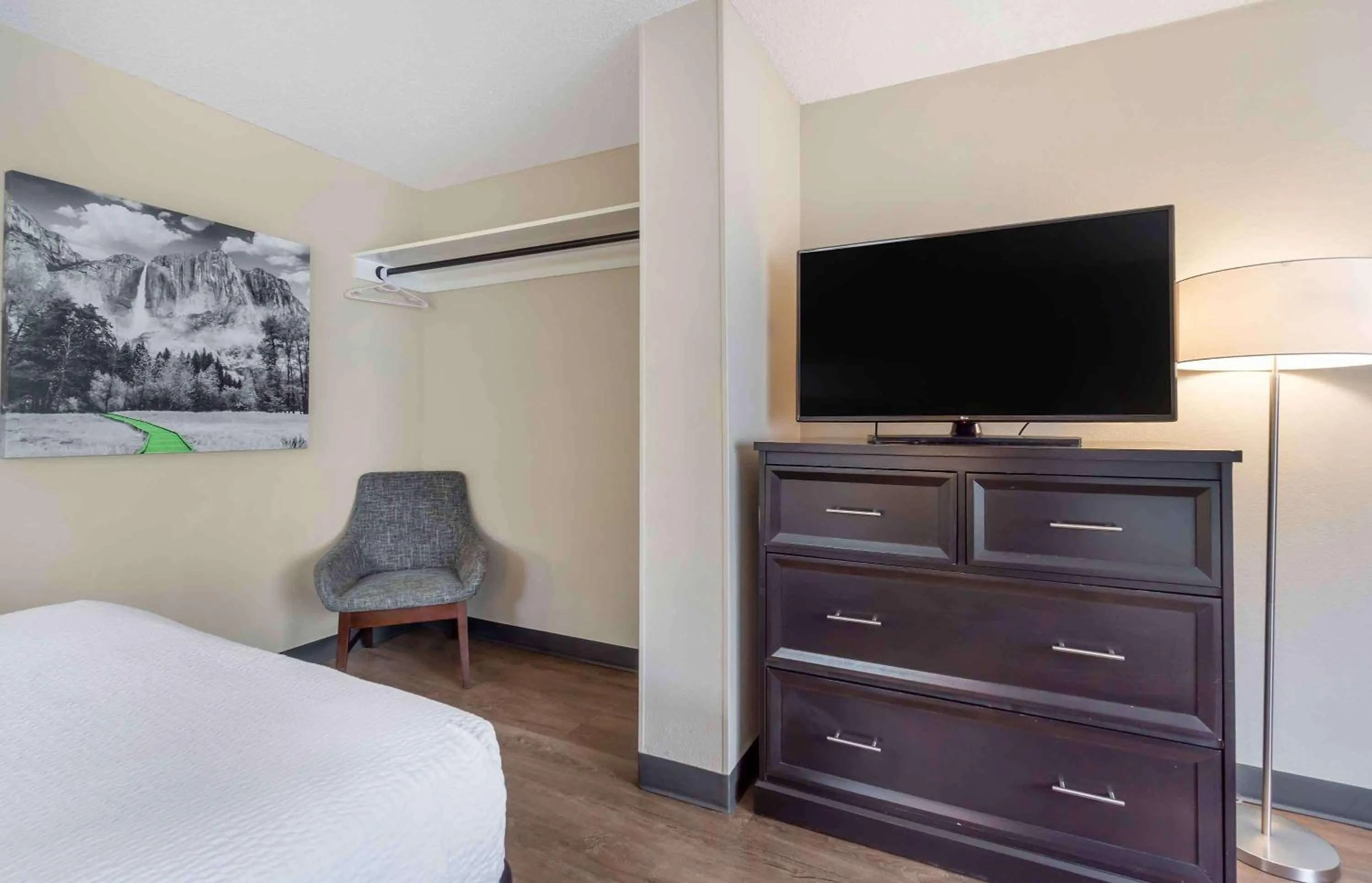 Bedroom, Bed in Extended Stay America Suites - Seattle - Redmond