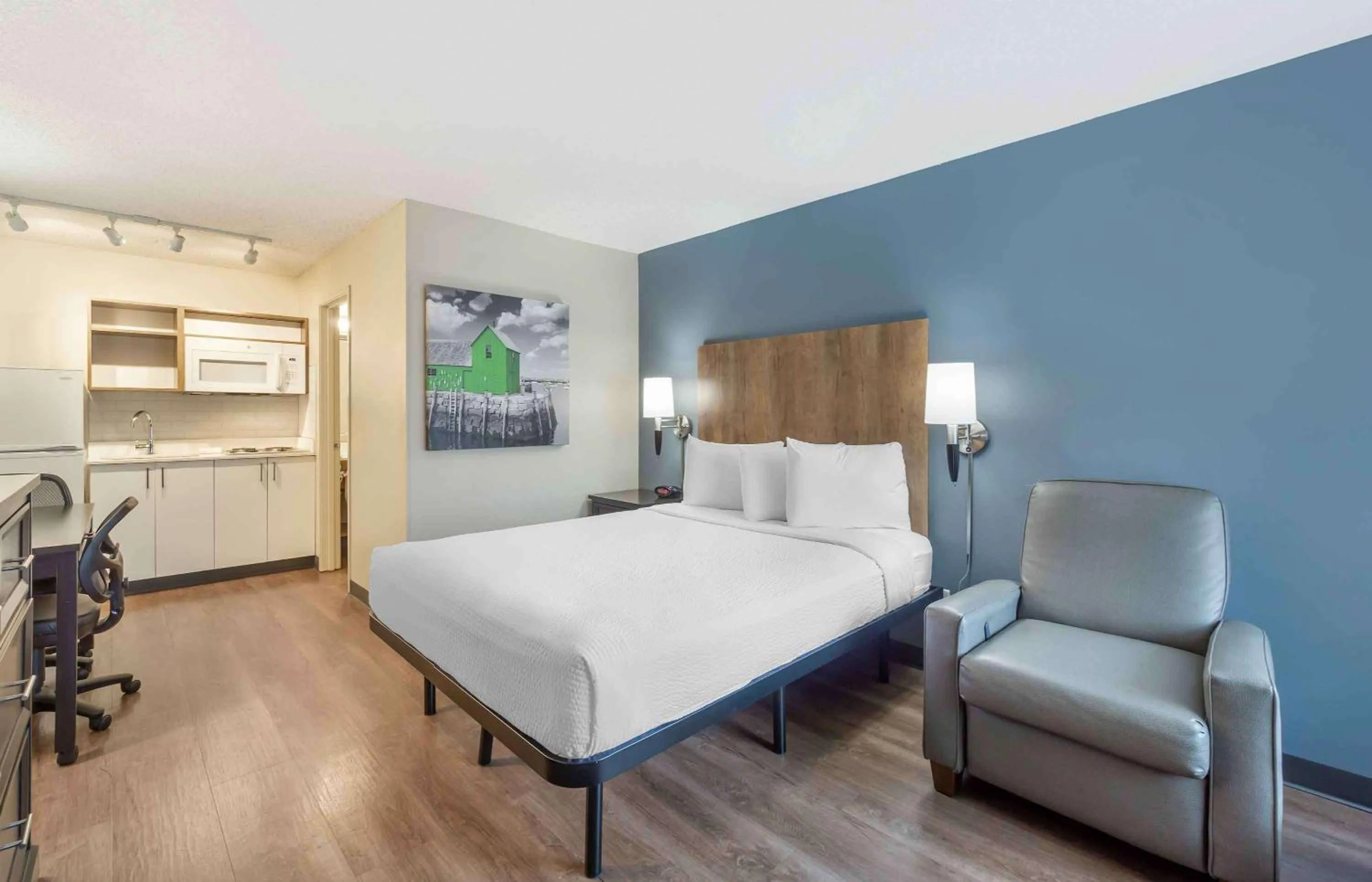 Bedroom, Bed in Extended Stay America Suites - Seattle - Redmond