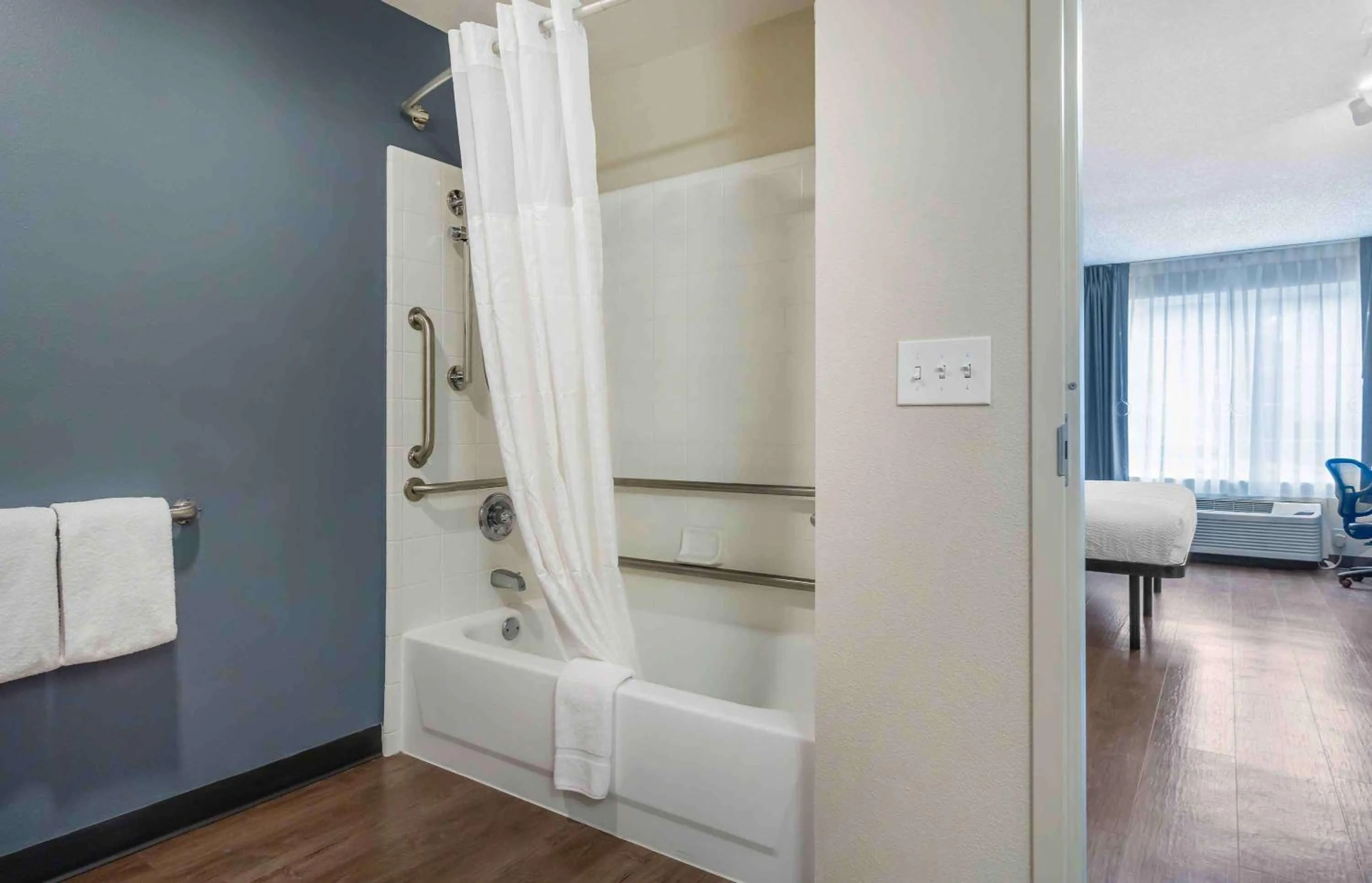 Bathroom, Bed in Extended Stay America Suites - Seattle - Redmond