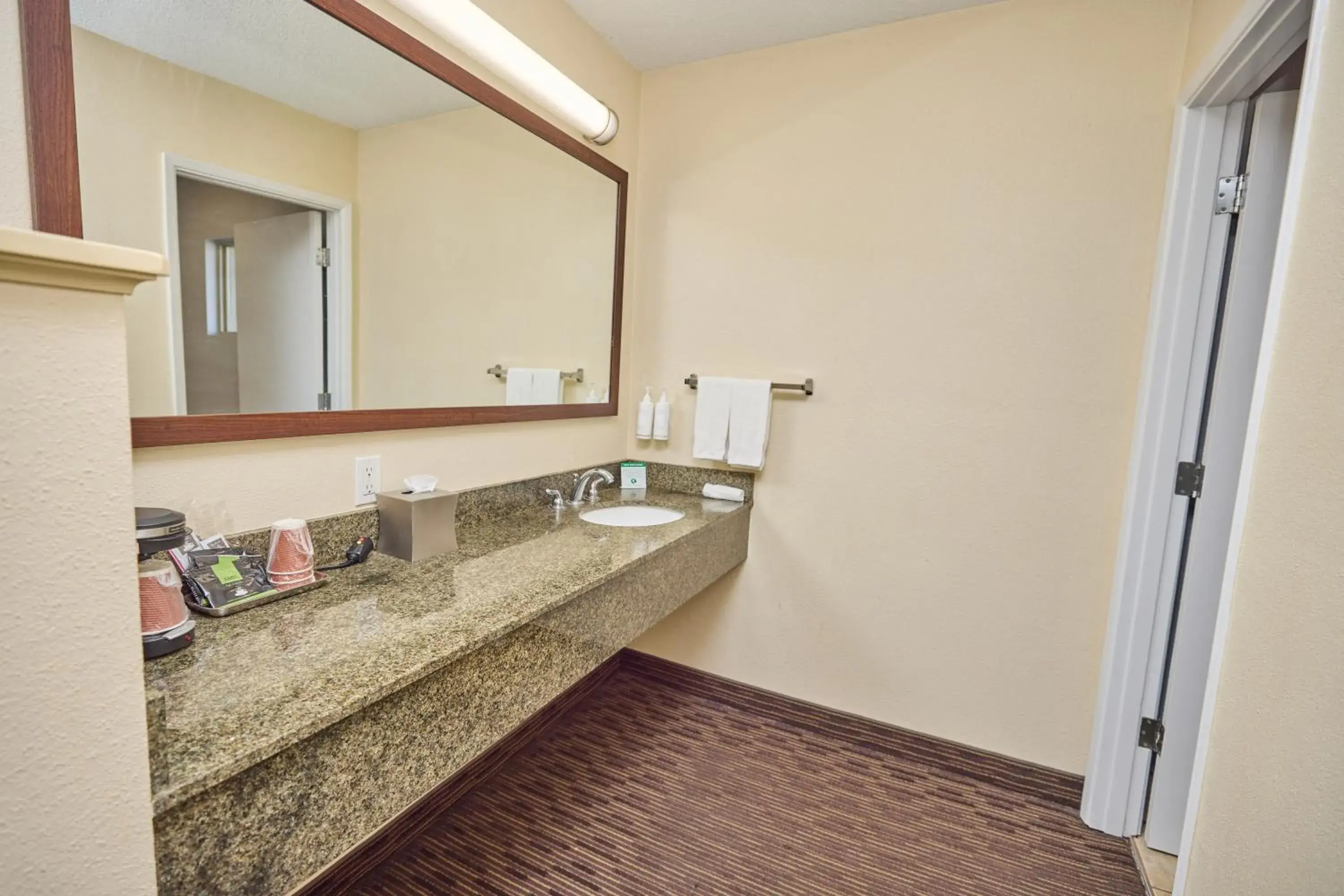 Queen Room with Two Queen Beds in Cimarron Inn Klamath Falls Queen Room with Two Queen Beds in Cimarron Inn Klamath Falls