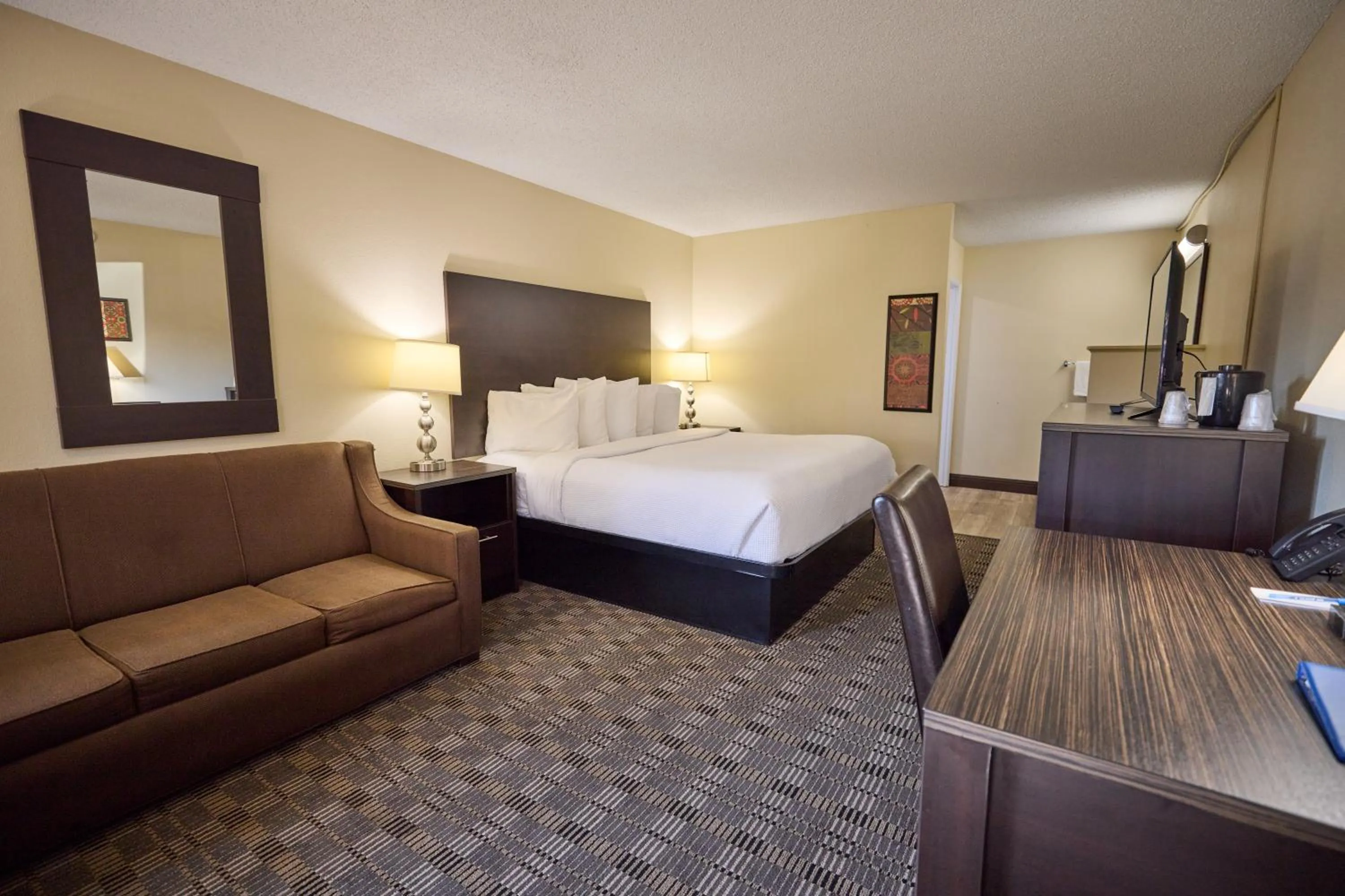 Photo of the whole room, Bed in Cimarron Inn Klamath Falls