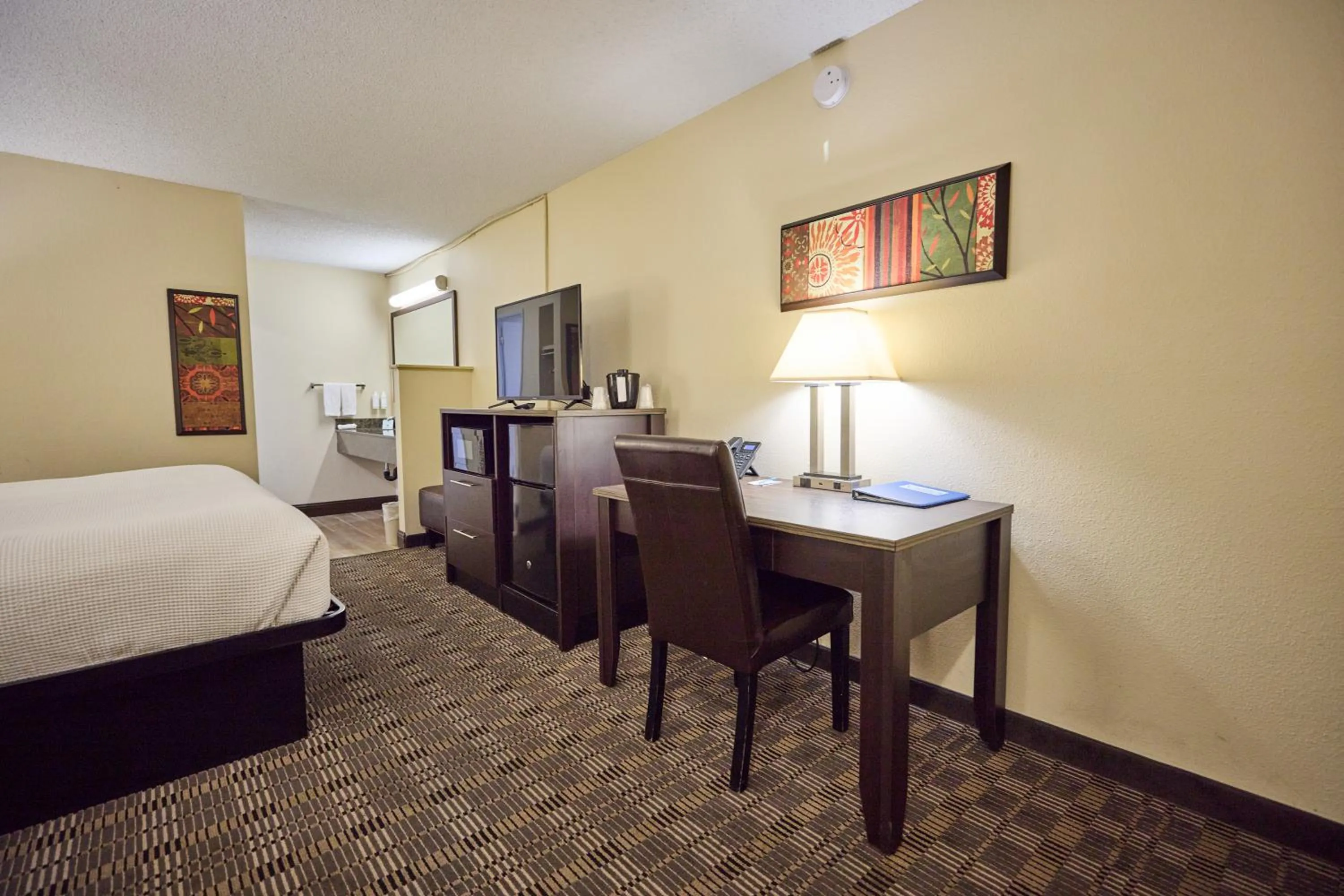 TV and multimedia, Bed in Cimarron Inn Klamath Falls