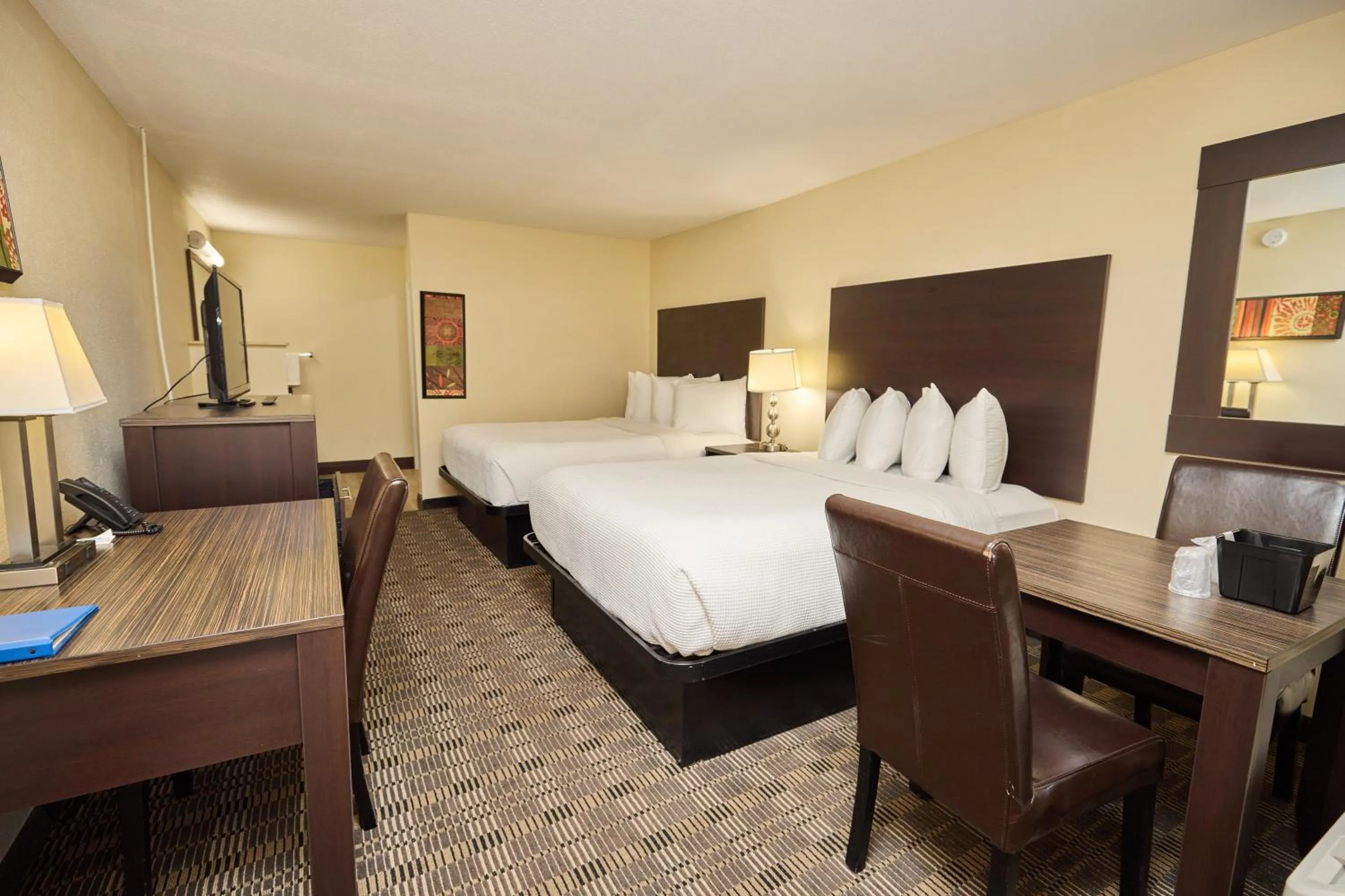 Photo of the whole room, Bed in Cimarron Inn Klamath Falls