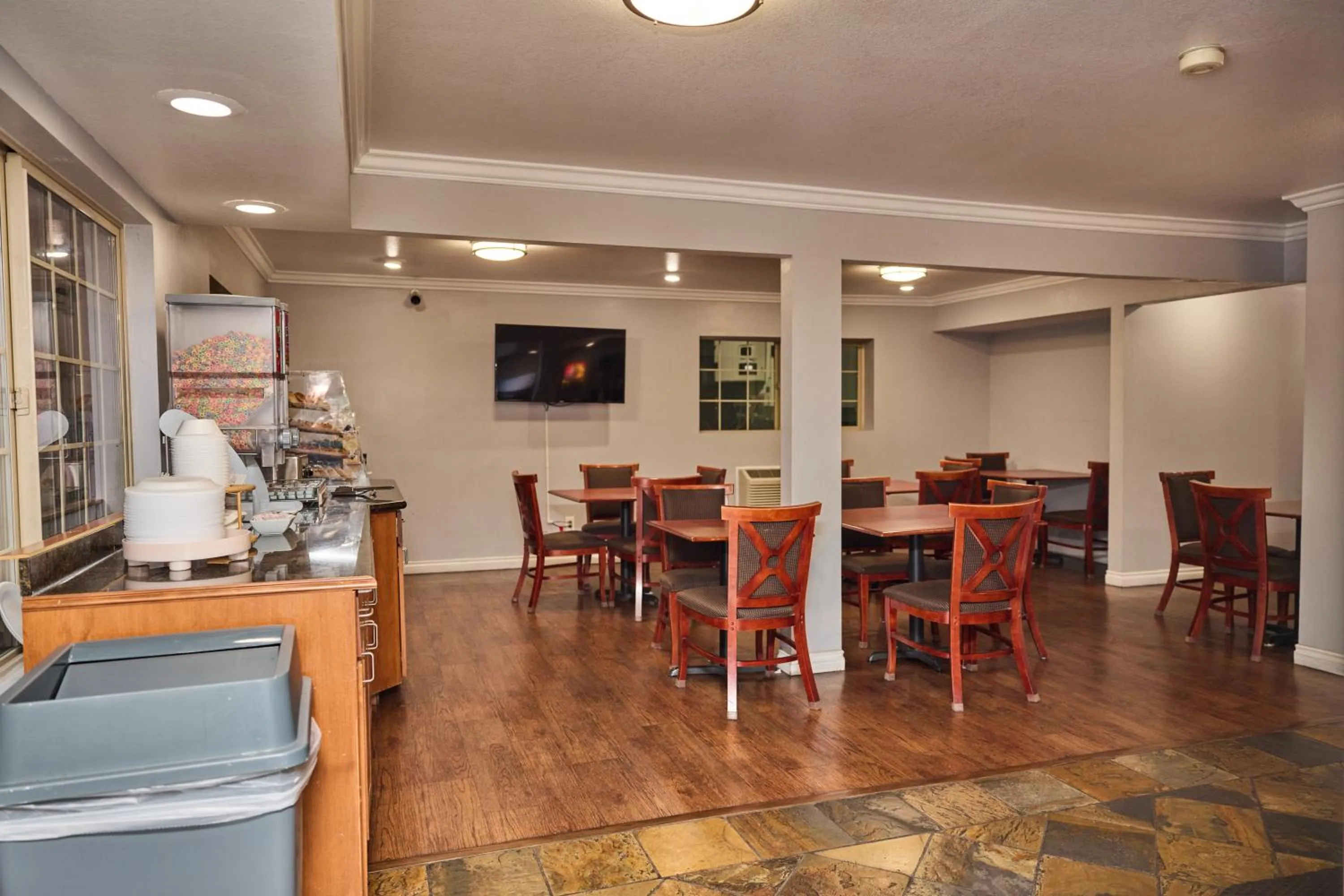 Coffee/tea facilities in Cimarron Inn Klamath Falls