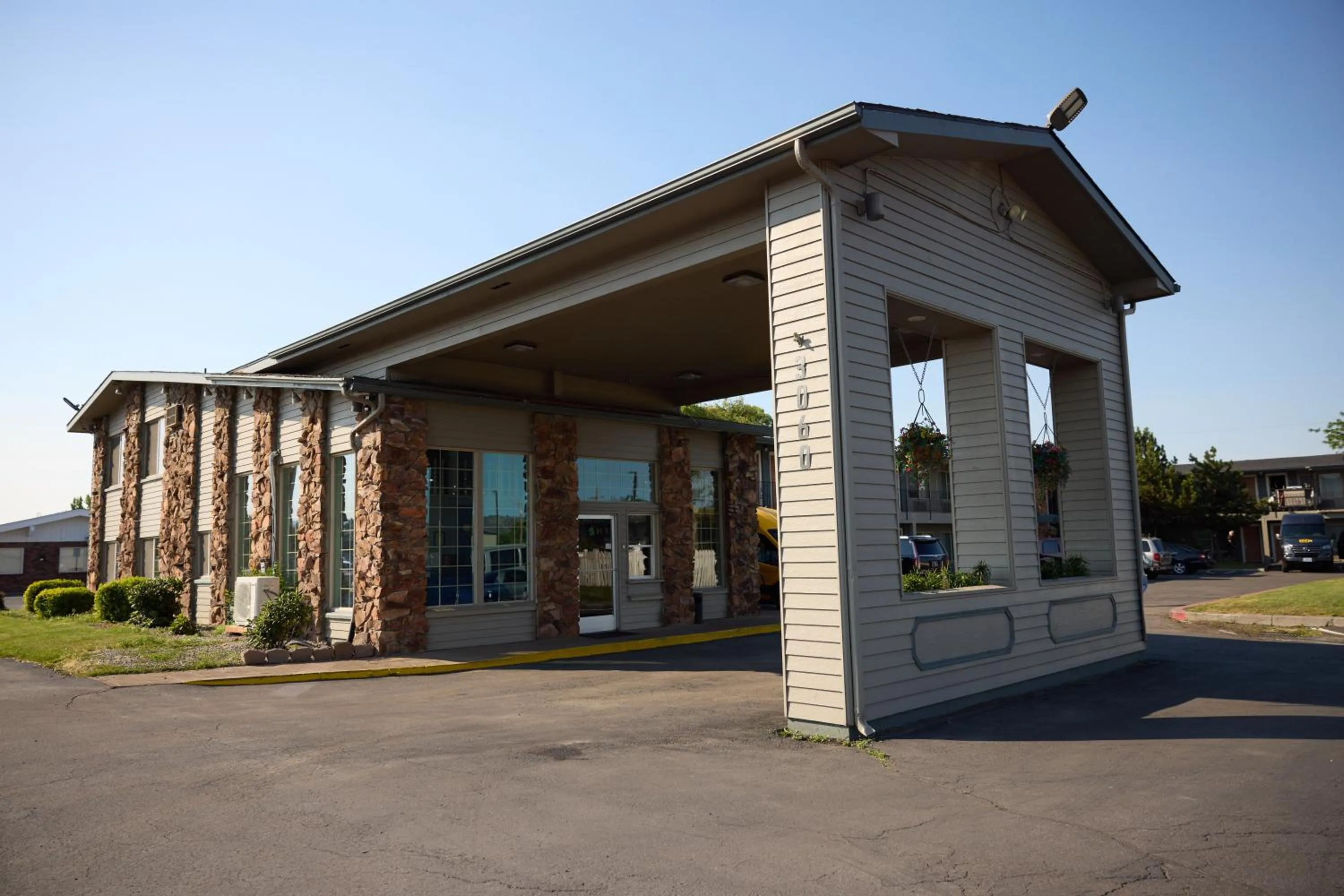 Property building in Cimarron Inn Klamath Falls
