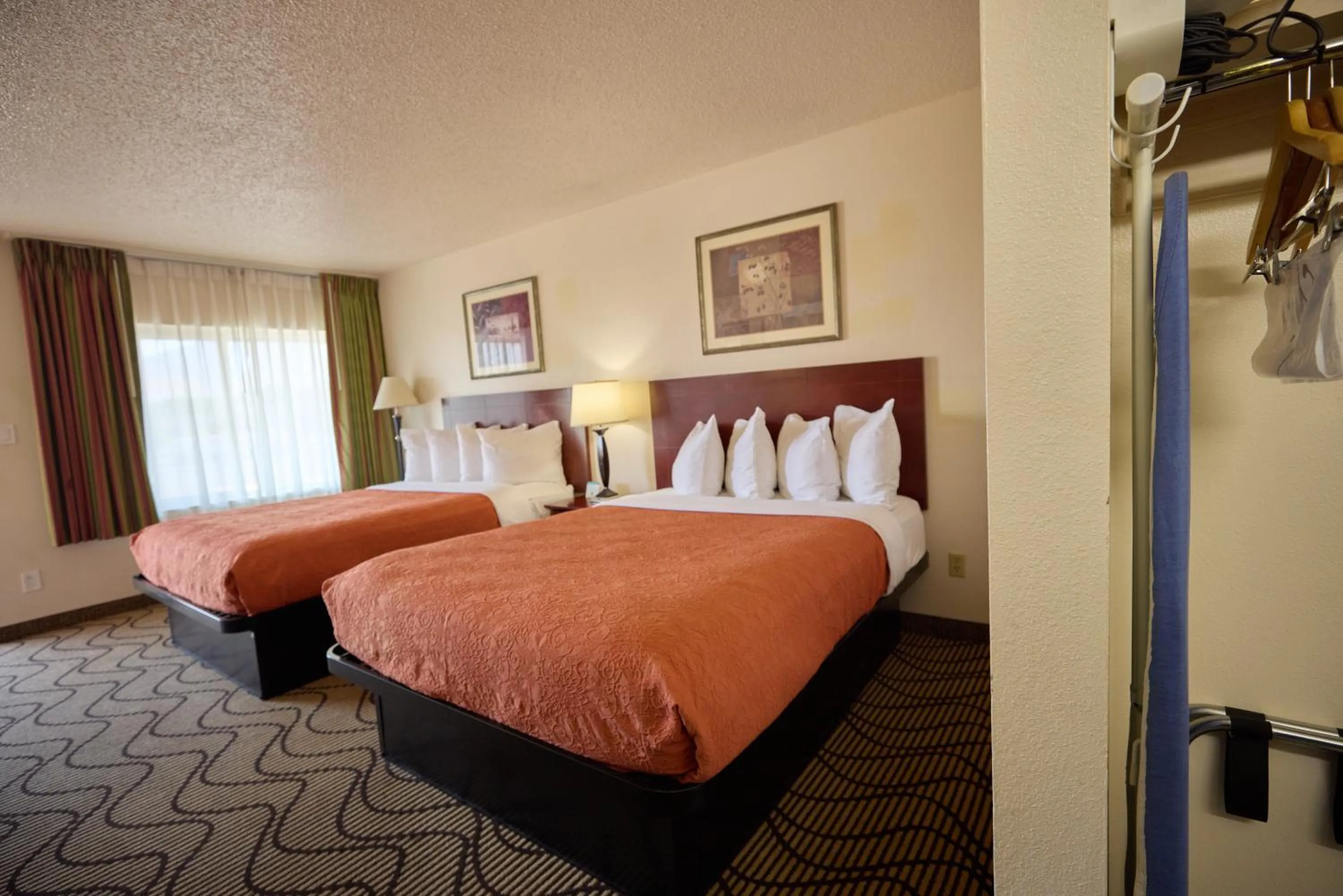 Bedroom, Bed in Cimarron Inn Klamath Falls