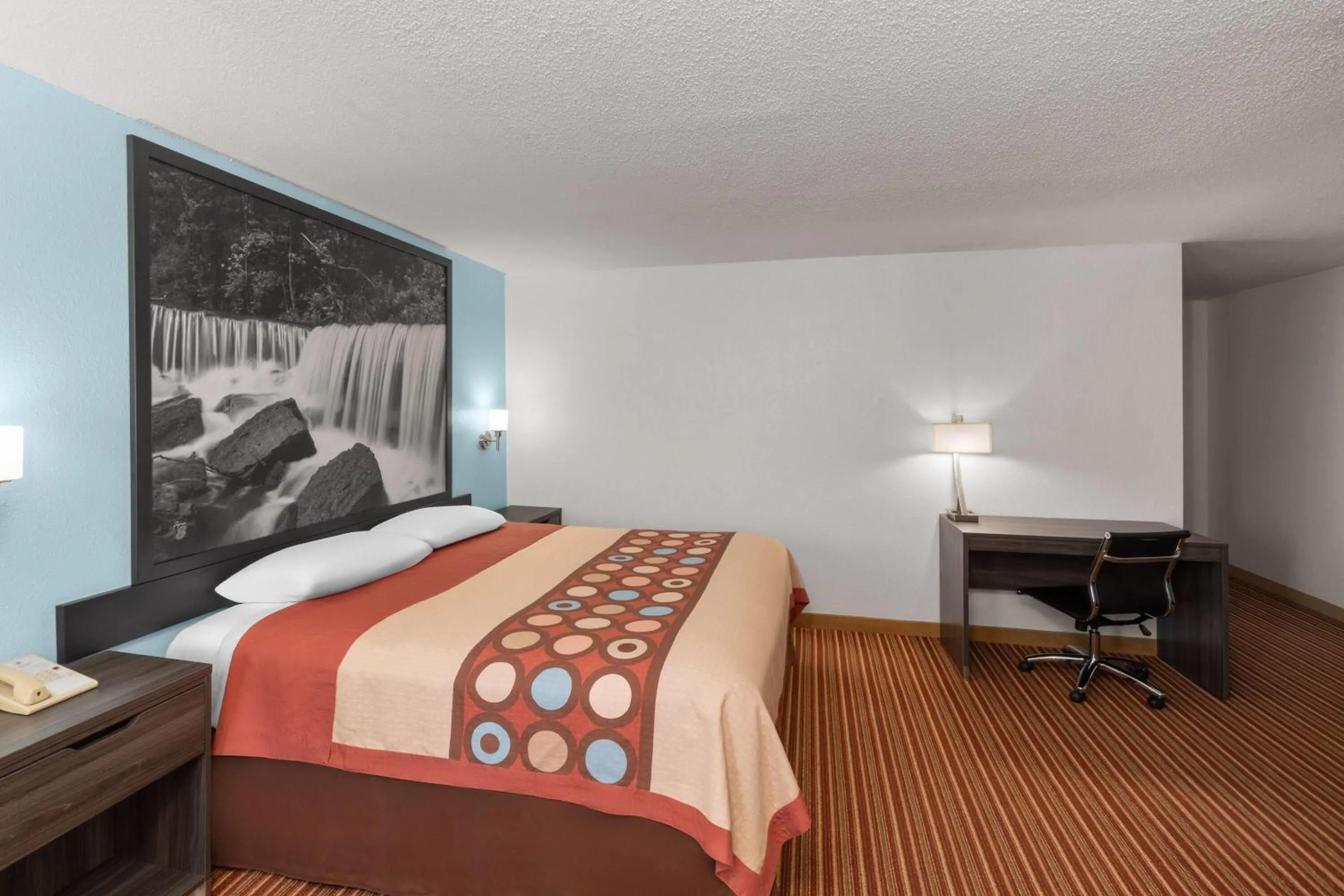 Photo of the whole room, Bed in Super 8 by Wyndham Rock Port MO