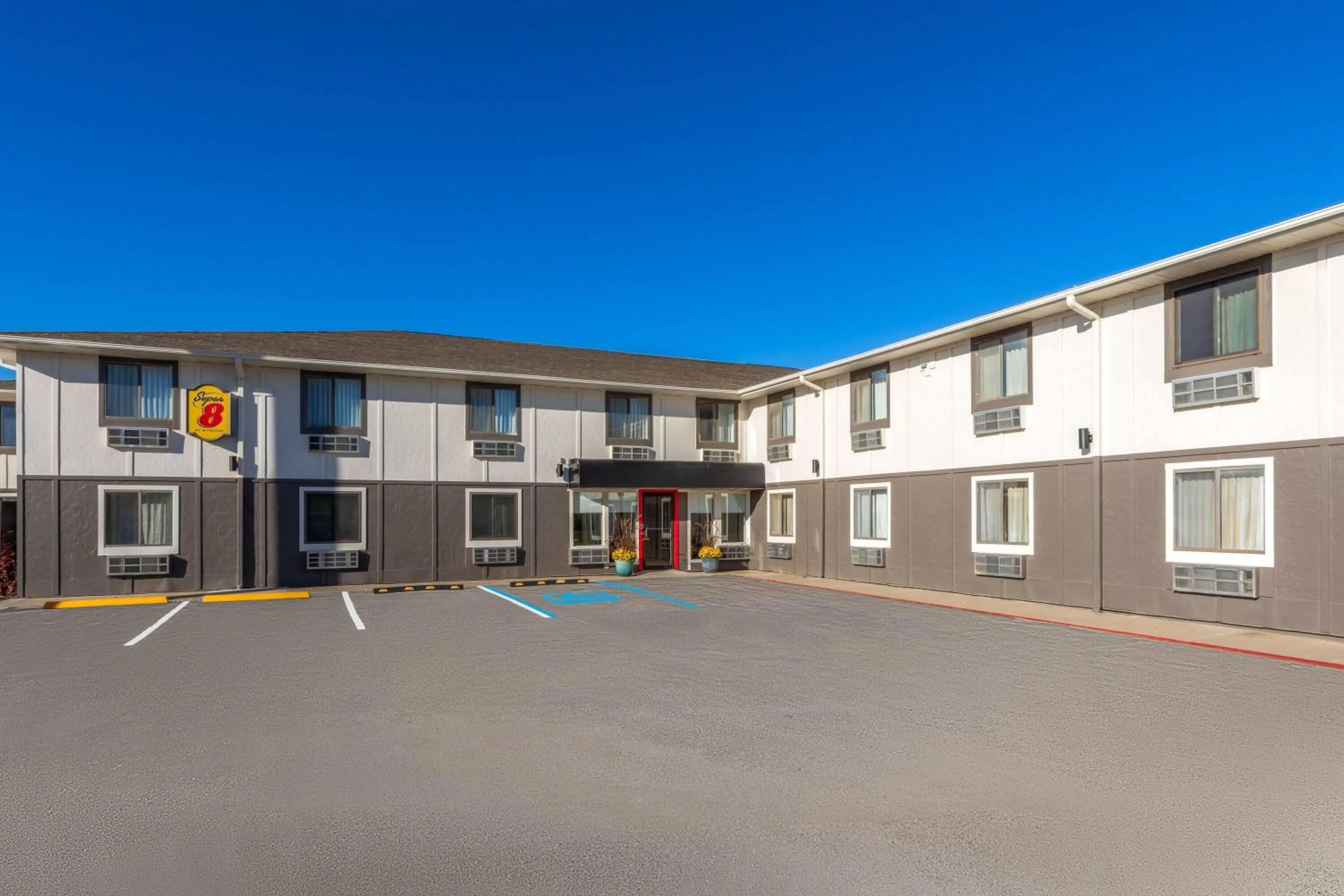 Property building in Super 8 by Wyndham Rock Port MO