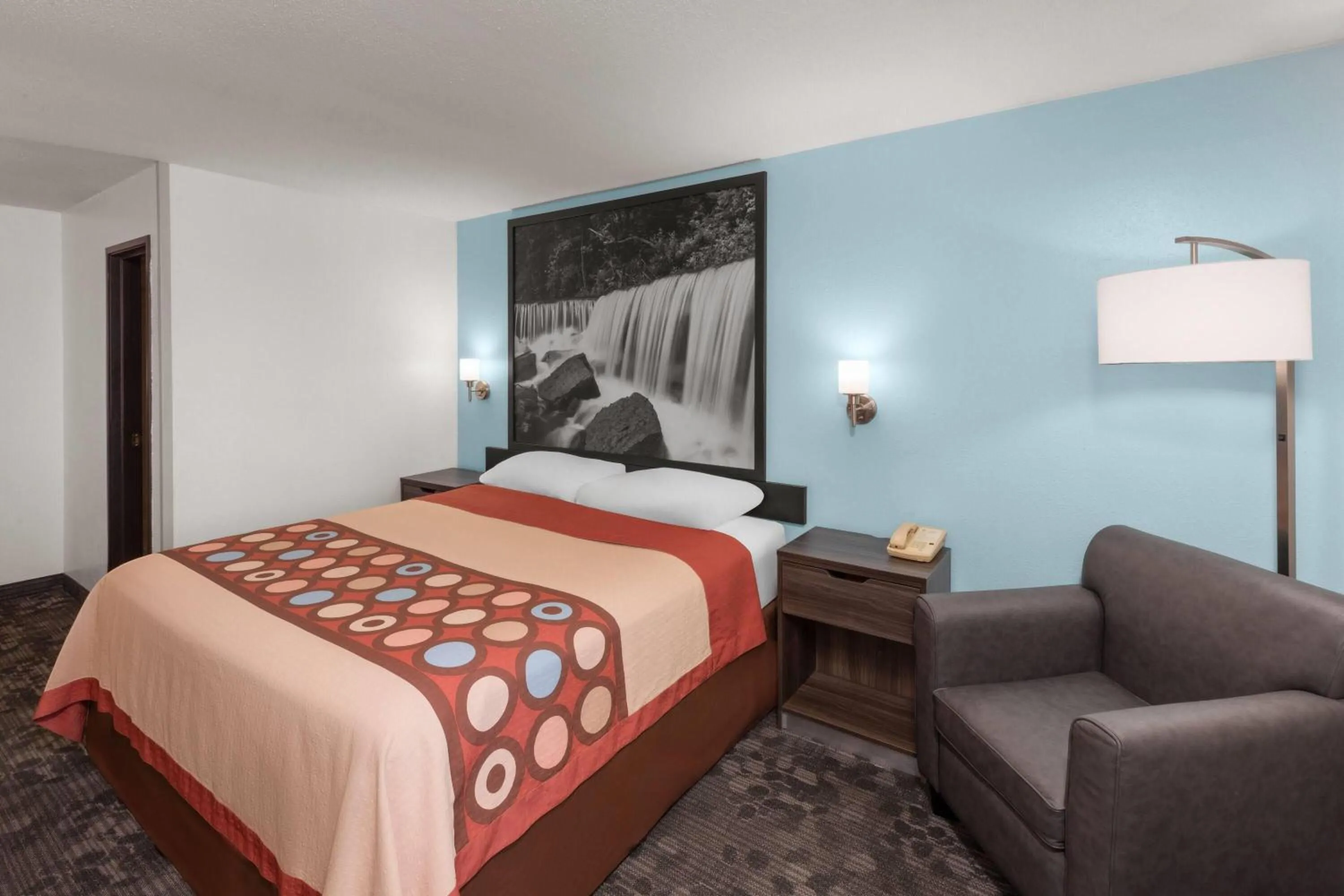 Photo of the whole room, Bed in Super 8 by Wyndham Rock Port MO