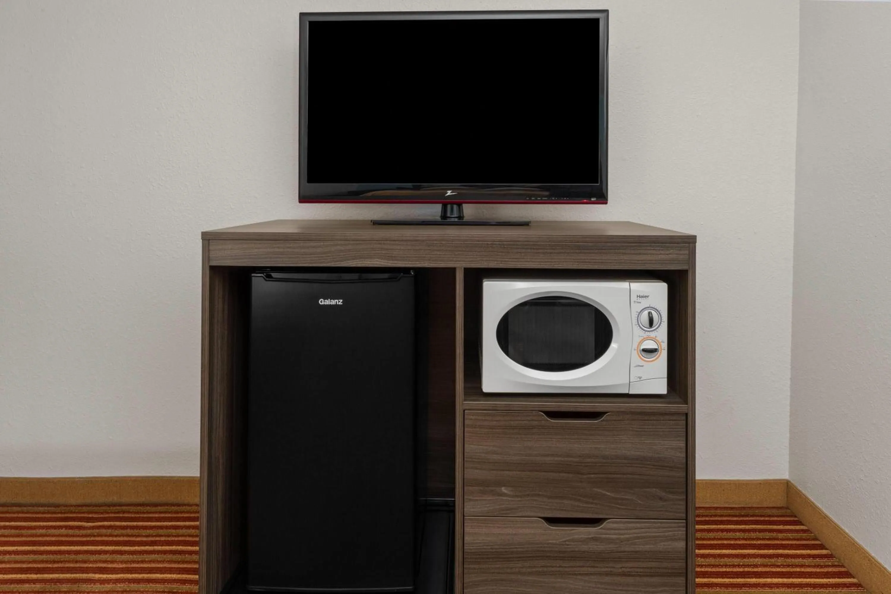 Photo of the whole room in Super 8 by Wyndham Rock Port MO