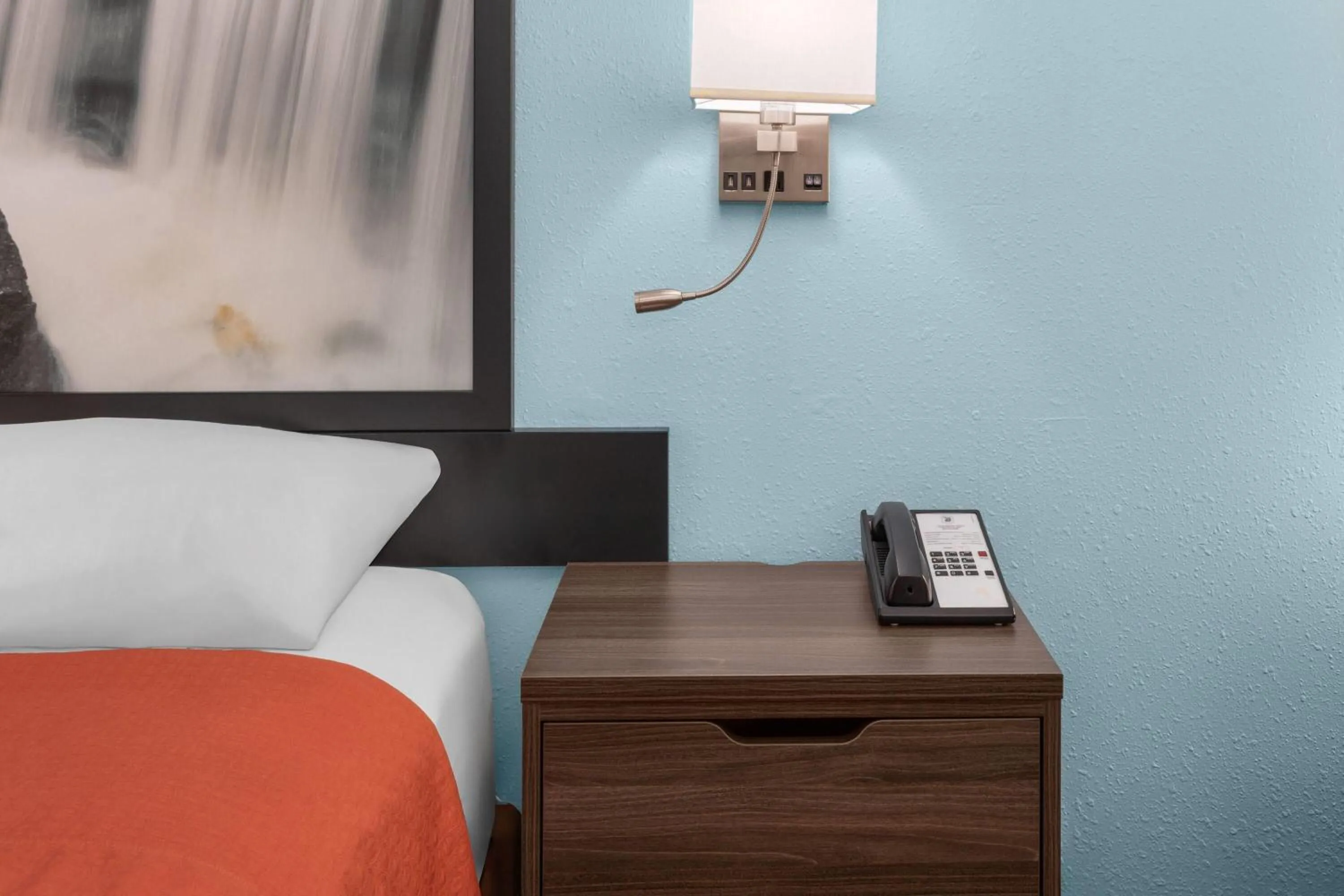 Photo of the whole room, Bed in Super 8 by Wyndham Rock Port MO