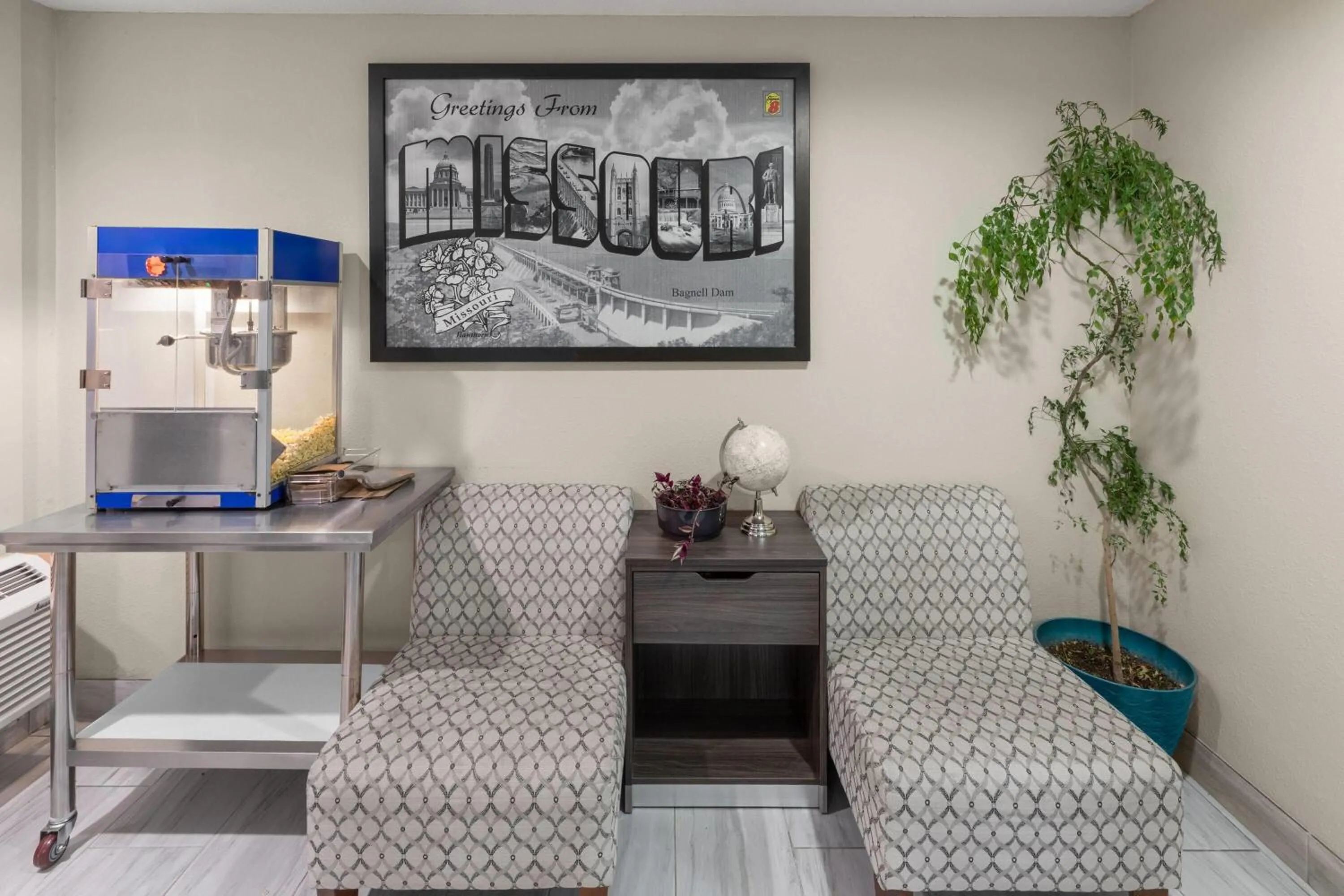 Lobby or reception in Super 8 by Wyndham Rock Port MO