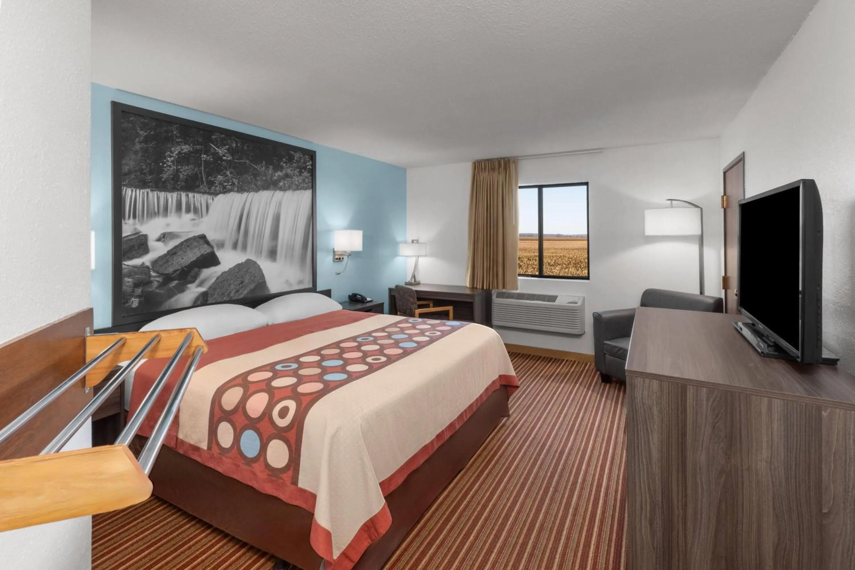 Photo of the whole room, Bed in Super 8 by Wyndham Rock Port MO