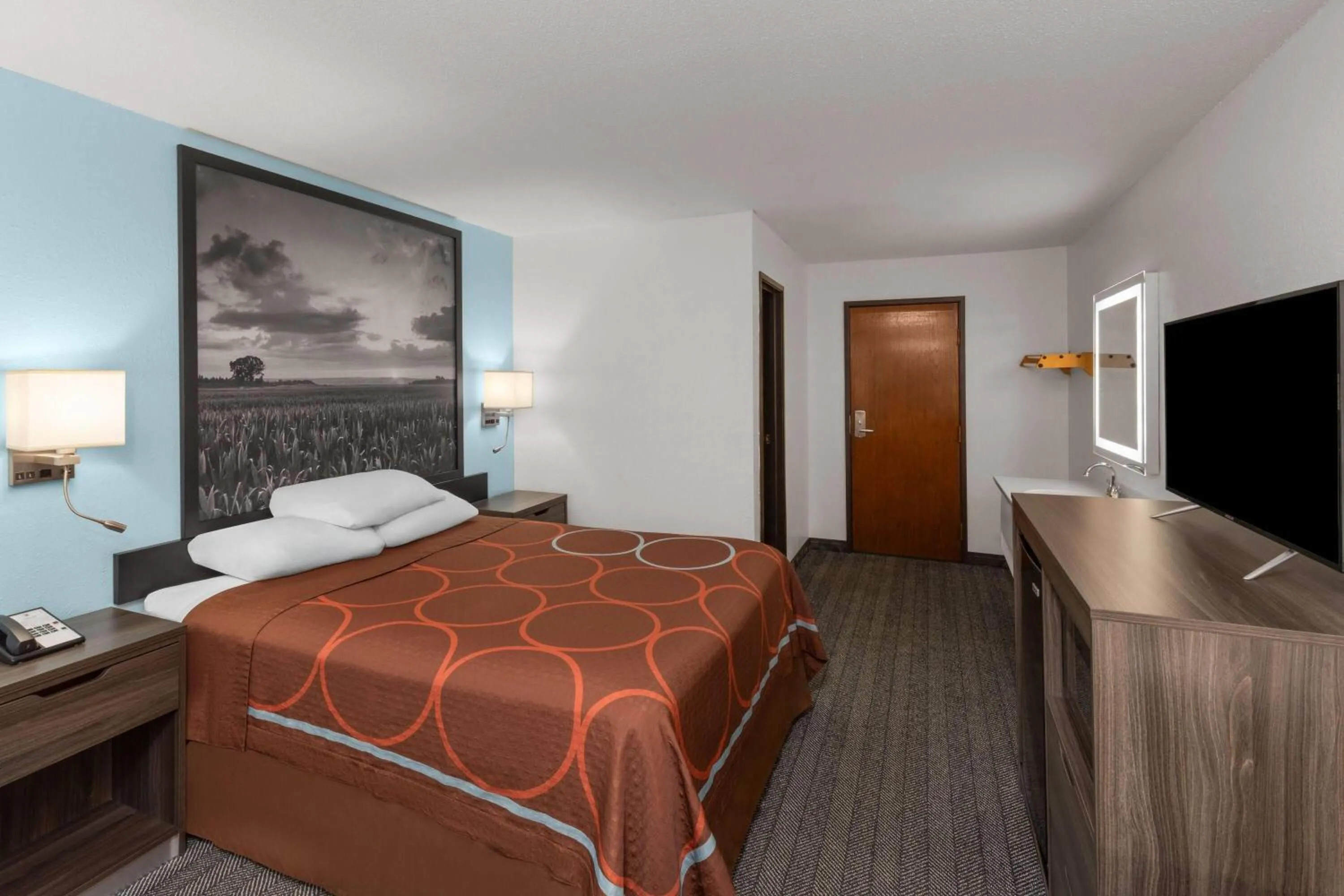 Photo of the whole room, Bed in Super 8 by Wyndham Rock Port MO