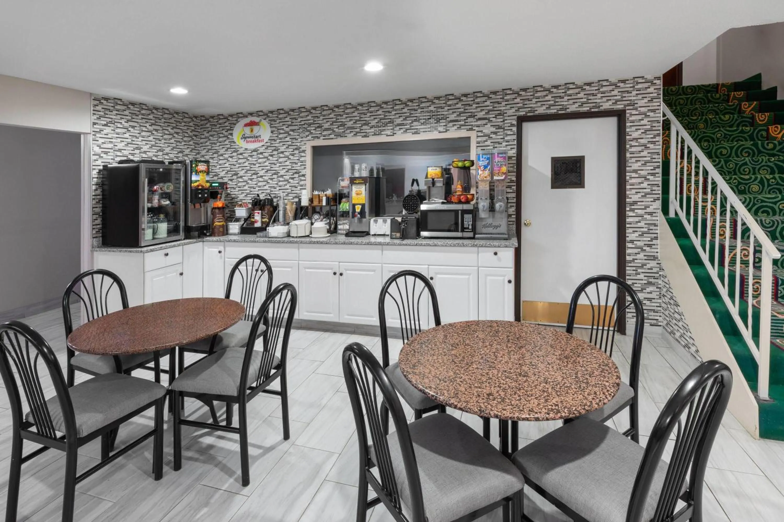 Breakfast in Super 8 by Wyndham Rock Port MO